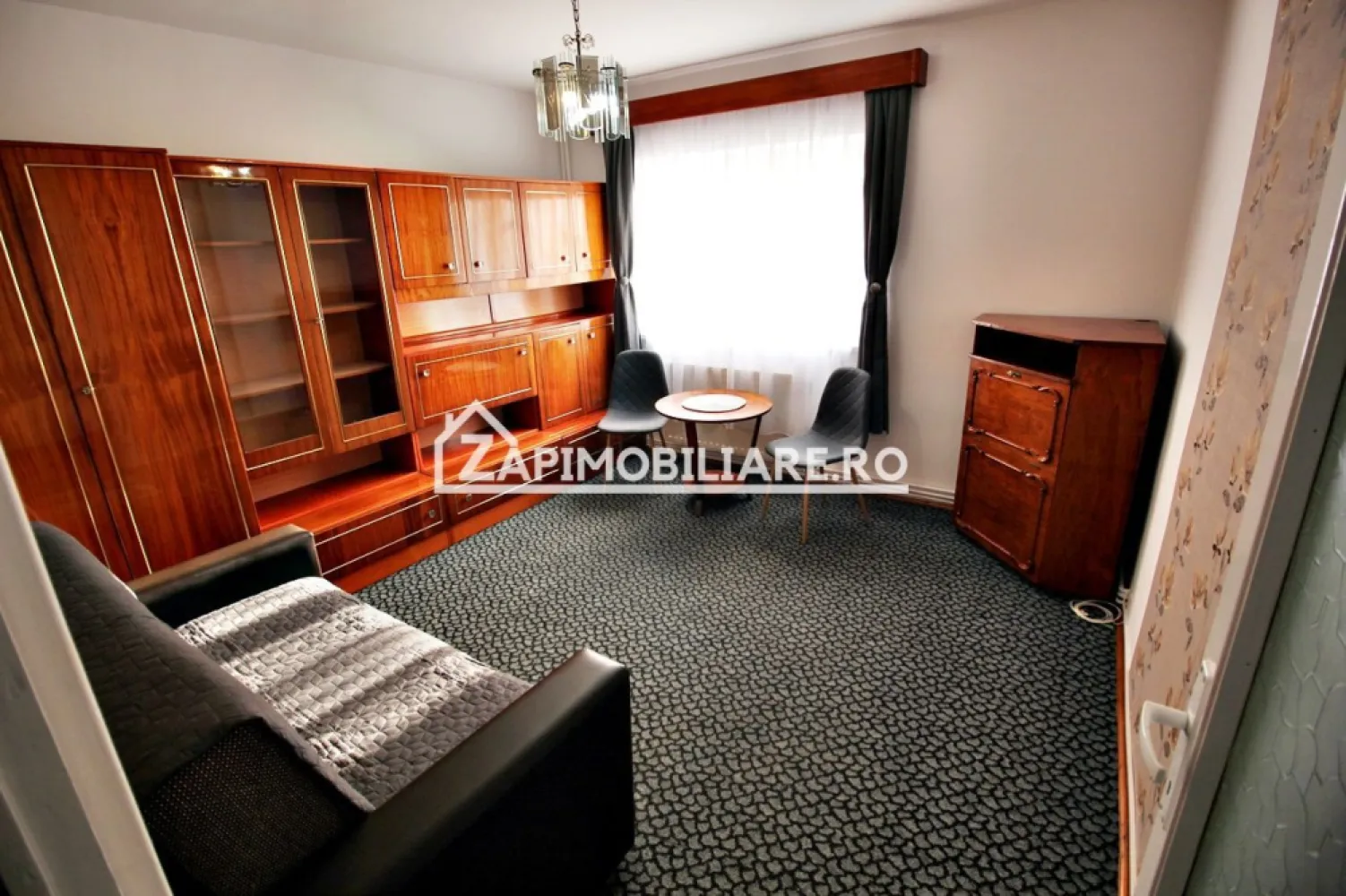 Apartament 1 camera, et.2, cartier Tudor - De închiriat apartament 1 cameră decomandat confort 1, situat în cartierul Tudor, strada Livezeni, suprafață utilă de 26 mp, situat la etajul 2 din 4 oferit de Zap Imobiliare.
Detalii: 
- 1 dormitor, 1 bucătărie, 1baie, 1 balcon , 1 hol, 1 camară
- centrală termică, calorifere, geamuri termopan, ușă metalică.
- masina de spalat rufe, frigider.aragaz
 Contact 0774048706 Bogdan
Proprietatea se află într-o zonă cu un confort deosebit, datorită amplasării în imediata apropiere a tot ceea ce înseamnă viață modernă, și anume: mijloace de transport în comun, magazine, unități de învățământ de toate gradele, piață, parc, bănci, farmacii, s.a.
Locuința se închiriază mobilată și utilată la prețul de 260 Euro negociabil. 
Comisionul perceput este de 50% din valoarea primei chirii si se plateste o singura data in momentul semnarii contractului de inchiriere.
Contact 0774048706 Bogdan
Acest anunț nu corespunde cerințelor tale? Sună la numărul afișat în anunț și unul dintre agenții noștri te va ajuta cu alte oferte personalizate în funcție de cerințele tale.