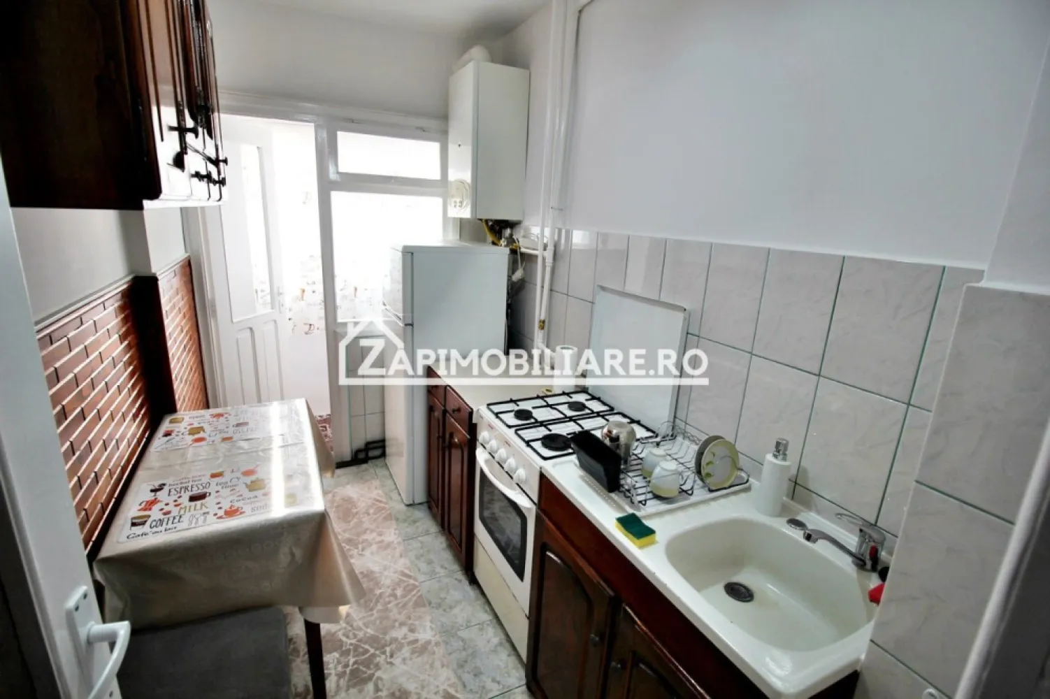 Apartament 1 camera, et.2, cartier Tudor - De închiriat apartament 1 cameră decomandat confort 1, situat în cartierul Tudor, strada Livezeni, suprafață utilă de 26 mp, situat la etajul 2 din 4 oferit de Zap Imobiliare.
Detalii: 
- 1 dormitor, 1 bucătărie, 1baie, 1 balcon , 1 hol, 1 camară
- centrală termică, calorifere, geamuri termopan, ușă metalică.
- masina de spalat rufe, frigider.aragaz
 Contact 0774048706 Bogdan
Proprietatea se află într-o zonă cu un confort deosebit, datorită amplasării în imediata apropiere a tot ceea ce înseamnă viață modernă, și anume: mijloace de transport în comun, magazine, unități de învățământ de toate gradele, piață, parc, bănci, farmacii, s.a.
Locuința se închiriază mobilată și utilată la prețul de 260 Euro negociabil. 
Comisionul perceput este de 50% din valoarea primei chirii si se plateste o singura data in momentul semnarii contractului de inchiriere.
Contact 0774048706 Bogdan
Acest anunț nu corespunde cerințelor tale? Sună la numărul afișat în anunț și unul dintre agenții noștri te va ajuta cu alte oferte personalizate în funcție de cerințele tale.