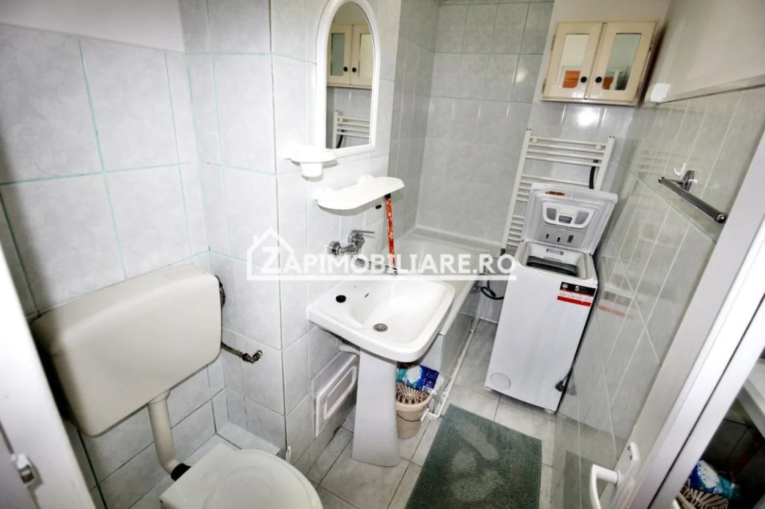 Apartament 1 camera, et.2, cartier Tudor - De închiriat apartament 1 cameră decomandat confort 1, situat în cartierul Tudor, strada Livezeni, suprafață utilă de 26 mp, situat la etajul 2 din 4 oferit de Zap Imobiliare.
Detalii: 
- 1 dormitor, 1 bucătărie, 1baie, 1 balcon , 1 hol, 1 camară
- centrală termică, calorifere, geamuri termopan, ușă metalică.
- masina de spalat rufe, frigider.aragaz
 Contact 0774048706 Bogdan
Proprietatea se află într-o zonă cu un confort deosebit, datorită amplasării în imediata apropiere a tot ceea ce înseamnă viață modernă, și anume: mijloace de transport în comun, magazine, unități de învățământ de toate gradele, piață, parc, bănci, farmacii, s.a.
Locuința se închiriază mobilată și utilată la prețul de 260 Euro negociabil. 
Comisionul perceput este de 50% din valoarea primei chirii si se plateste o singura data in momentul semnarii contractului de inchiriere.
Contact 0774048706 Bogdan
Acest anunț nu corespunde cerințelor tale? Sună la numărul afișat în anunț și unul dintre agenții noștri te va ajuta cu alte oferte personalizate în funcție de cerințele tale.