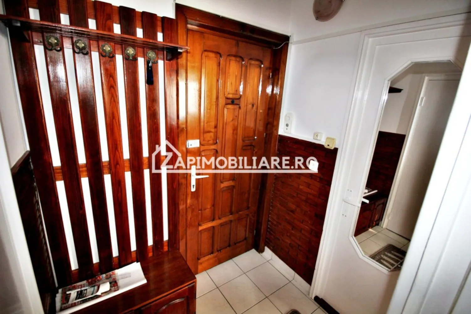 Apartament 1 camera, et.2, cartier Tudor - De închiriat apartament 1 cameră decomandat confort 1, situat în cartierul Tudor, strada Livezeni, suprafață utilă de 26 mp, situat la etajul 2 din 4 oferit de Zap Imobiliare.
Detalii: 
- 1 dormitor, 1 bucătărie, 1baie, 1 balcon , 1 hol, 1 camară
- centrală termică, calorifere, geamuri termopan, ușă metalică.
- masina de spalat rufe, frigider.aragaz
 Contact 0774048706 Bogdan
Proprietatea se află într-o zonă cu un confort deosebit, datorită amplasării în imediata apropiere a tot ceea ce înseamnă viață modernă, și anume: mijloace de transport în comun, magazine, unități de învățământ de toate gradele, piață, parc, bănci, farmacii, s.a.
Locuința se închiriază mobilată și utilată la prețul de 260 Euro negociabil. 
Comisionul perceput este de 50% din valoarea primei chirii si se plateste o singura data in momentul semnarii contractului de inchiriere.
Contact 0774048706 Bogdan
Acest anunț nu corespunde cerințelor tale? Sună la numărul afișat în anunț și unul dintre agenții noștri te va ajuta cu alte oferte personalizate în funcție de cerințele tale.