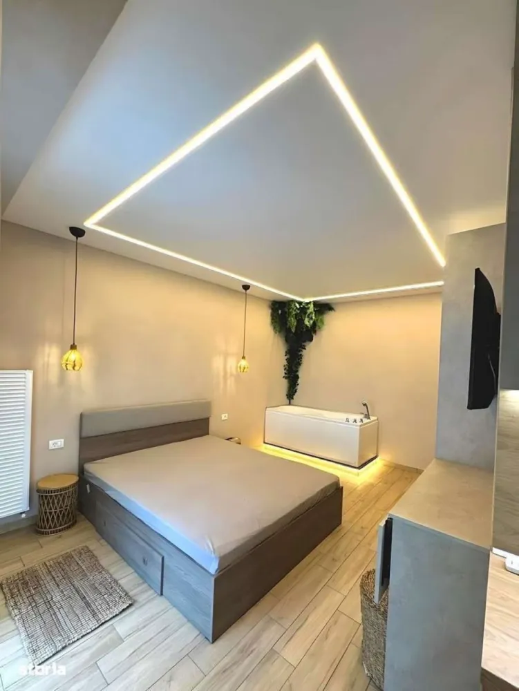 OFERTĂ RARĂ – 2 unități LUX cu jacuzzi, randament imediat - Mentionati ID-ul proprietatii cand apelati: CP3047433
Contact ⓪⑦②⑥ ②②③ ⑧⑧⑥ Sebastian

Vă propunem o proprietate atipică, situată în cartierul rezidențial premium Unirii Park Luxury din Târgu Mureș – ideală atât pentru locuire, cât și pentru investiție cu venit imediat.

Este vorba despre un apartament împărțit inteligent încă din faza de construcție în două unități complet independente, fiecare cu intrare proprie. În acte există un singur CF, însă funcțional vorbim despre două spații separate, perfect optimizate.

Proprietatea este situată la etajul 1 într-un imobil nou, finalizat în 2025, și se predă complet mobilată și utilată, la standarde premium.

-- compartimentare eficientă în 2 unități independente
-- 2 terase generoase
-- jacuzzi propriu în fiecare unitate (Wellis)
-- aer condiționat în fiecare cameră
-- sistem Smart Home integrat
-- electrocasnice Samsung și Electrolux
-- obiecte sanitare Grohe & Geberit
-- electrocasnice în garanție până la 5 ani

Compartimentare:

-- Studio LUX: dormitor cu pat matrimonial, jacuzzi, bucătărie, baie, terasă
-- Apartament 2 camere: living open-space cu bucătărie, dormitor cu jacuzzi, baie, dressing/debara, terasă dublă

Un avantaj major este faptul că proprietatea generează deja venit:

-- 700 euro/lună chirie totală (300 euro + 400 euro)
-- chiriașii pot rămâne sau eliberarea se face la cerere

Cartierul oferă un mediu modern și sigur:

-- zonă liniștită și verde
-- acces privat
-- supraveghere video
-- stație încărcare mașini electrice

Există posibilitatea recompartimentării rapide într-un apartament spațios cu 3 camere.

-- preț: 139.900 euro (negociabil)
-- 2 locuri de parcare disponibile: 5.000 euro / loc

Comision Agentie ZERO

Contact ⓪⑦②⑥ ②②③ ⑧⑧⑥ Sebastian