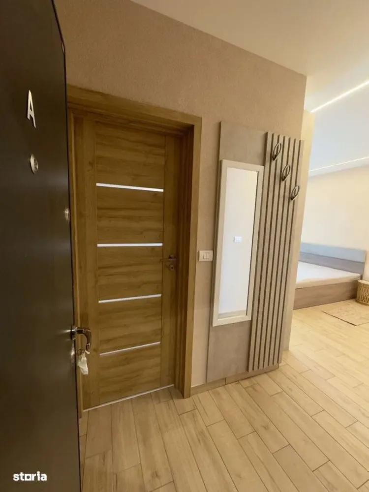 OFERTĂ RARĂ – 2 unități LUX cu jacuzzi, randament imediat - Mentionati ID-ul proprietatii cand apelati: CP3047433
Contact ⓪⑦②⑥ ②②③ ⑧⑧⑥ Sebastian

Vă propunem o proprietate atipică, situată în cartierul rezidențial premium Unirii Park Luxury din Târgu Mureș – ideală atât pentru locuire, cât și pentru investiție cu venit imediat.

Este vorba despre un apartament împărțit inteligent încă din faza de construcție în două unități complet independente, fiecare cu intrare proprie. În acte există un singur CF, însă funcțional vorbim despre două spații separate, perfect optimizate.

Proprietatea este situată la etajul 1 într-un imobil nou, finalizat în 2025, și se predă complet mobilată și utilată, la standarde premium.

-- compartimentare eficientă în 2 unități independente
-- 2 terase generoase
-- jacuzzi propriu în fiecare unitate (Wellis)
-- aer condiționat în fiecare cameră
-- sistem Smart Home integrat
-- electrocasnice Samsung și Electrolux
-- obiecte sanitare Grohe & Geberit
-- electrocasnice în garanție până la 5 ani

Compartimentare:

-- Studio LUX: dormitor cu pat matrimonial, jacuzzi, bucătărie, baie, terasă
-- Apartament 2 camere: living open-space cu bucătărie, dormitor cu jacuzzi, baie, dressing/debara, terasă dublă

Un avantaj major este faptul că proprietatea generează deja venit:

-- 700 euro/lună chirie totală (300 euro + 400 euro)
-- chiriașii pot rămâne sau eliberarea se face la cerere

Cartierul oferă un mediu modern și sigur:

-- zonă liniștită și verde
-- acces privat
-- supraveghere video
-- stație încărcare mașini electrice

Există posibilitatea recompartimentării rapide într-un apartament spațios cu 3 camere.

-- preț: 139.900 euro (negociabil)
-- 2 locuri de parcare disponibile: 5.000 euro / loc

Comision Agentie ZERO

Contact ⓪⑦②⑥ ②②③ ⑧⑧⑥ Sebastian