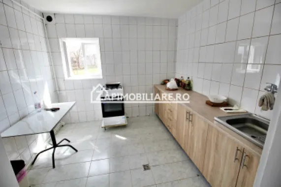 Casa 4 camere,4 bai,1 bucatarie,1 living,120 mp,500mp teren