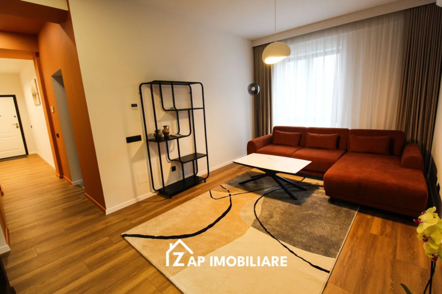 Apartament lux Arossa Center ultracentral parcare subterana - Mentionati ID-ul proprietatii cand apelati: CP3017063
Contact ⓪⑦②⑥ ②②③ ⑧⑧⑥ Sebastian
Apartament premium situat la etajul 1 in cadrul complexului rezidential Arossa Center, unul dintre cele mai exclusiviste proiecte din zona ultracentrala a orasului, in Piata Trandafirilor.

Proprietatea este la prima inchiriere si ofera un nivel ridicat de confort, finisaje moderne si acces la facilitati premium intr-un ansamblu nou, finalizat recent.

-- 2 camere
-- Etaj 3
-- Mobilat lux, prima inchiriere
-- Aer conditionat 12000 BTU
-- Sistem centralizat de incalzire cu termostate individuale
-- Loc de parcare subteran
-- Videointerfon

Dotari incluse:
-- Frigider Beko
-- Masina de spalat vase Beko
-- Masina de spalat rufe Samsung
-- Hota Electrolux
-- TV LG in dormitor

Despre complex:
-- Localizare ultracentrala, in zona 0 a orasului
-- Acces direct catre restaurante, cafenele si puncte de interes
-- Complex modern format din 2 corpuri cu functiuni mixte (rezidential, comercial, birouri)
-- Parcare subterana generoasa pentru rezidenti
-- Terase verzi si spatii de relaxare pe acoperis
-- Curti interioare amenajate cu zone verzi
-- Constructie noua, materiale premium si eficienta energetica ridicata
-- Apartamente spatioase, gandite pentru confort urban modern

Complexul imbina perfect viata urbana activa cu zone de relaxare, oferind un stil de viata exclusivist chiar in centrul orasului.

-- Pret: 700 euro/luna

Comision agenție: ZERO!

Contact ⓪⑦②⑥ ②②③ ⑧⑧⑥ Sebastian