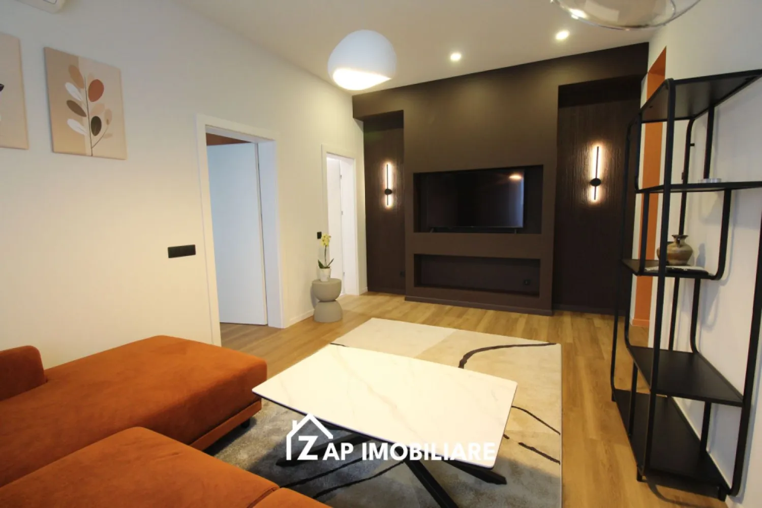 Apartament lux Arossa Center ultracentral parcare subterana - Mentionati ID-ul proprietatii cand apelati: CP3017063
Contact ⓪⑦②⑥ ②②③ ⑧⑧⑥ Sebastian
Apartament premium situat la etajul 1 in cadrul complexului rezidential Arossa Center, unul dintre cele mai exclusiviste proiecte din zona ultracentrala a orasului, in Piata Trandafirilor.

Proprietatea este la prima inchiriere si ofera un nivel ridicat de confort, finisaje moderne si acces la facilitati premium intr-un ansamblu nou, finalizat recent.

-- 2 camere
-- Etaj 3
-- Mobilat lux, prima inchiriere
-- Aer conditionat 12000 BTU
-- Sistem centralizat de incalzire cu termostate individuale
-- Loc de parcare subteran
-- Videointerfon

Dotari incluse:
-- Frigider Beko
-- Masina de spalat vase Beko
-- Masina de spalat rufe Samsung
-- Hota Electrolux
-- TV LG in dormitor

Despre complex:
-- Localizare ultracentrala, in zona 0 a orasului
-- Acces direct catre restaurante, cafenele si puncte de interes
-- Complex modern format din 2 corpuri cu functiuni mixte (rezidential, comercial, birouri)
-- Parcare subterana generoasa pentru rezidenti
-- Terase verzi si spatii de relaxare pe acoperis
-- Curti interioare amenajate cu zone verzi
-- Constructie noua, materiale premium si eficienta energetica ridicata
-- Apartamente spatioase, gandite pentru confort urban modern

Complexul imbina perfect viata urbana activa cu zone de relaxare, oferind un stil de viata exclusivist chiar in centrul orasului.

-- Pret: 700 euro/luna

Comision agenție: ZERO!

Contact ⓪⑦②⑥ ②②③ ⑧⑧⑥ Sebastian