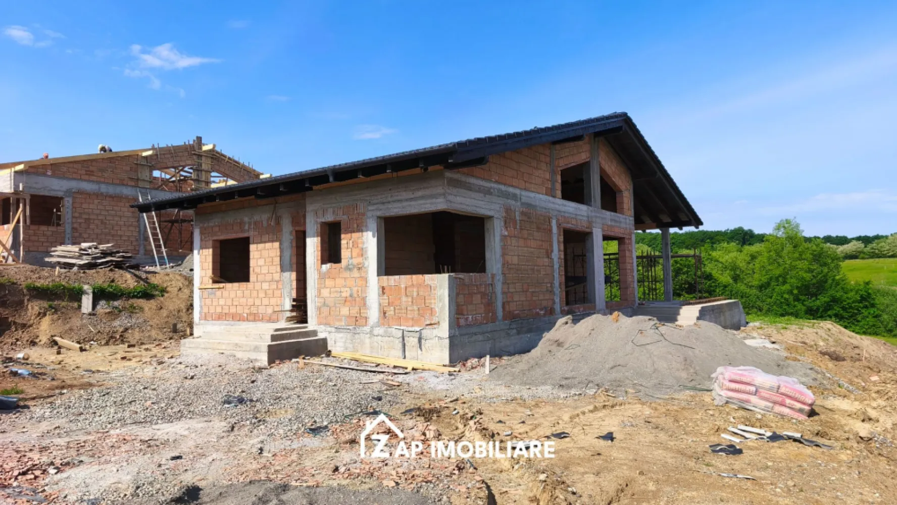 Casă Premium, 1 nivel, 4 camere, 700 mp teren, design modern, Livezeni - Mentionati ID-ul proprietatii cand apelati: CP2985497
Contact ⓪⑦②⑥ ②②③ ⑧⑧⑥ Sebastian

Casă modernă pe un nivel, 4 camere, 700 mp teren, design premium

Descoperă un proiect rezidențial nou, situat într-o zonă în plină dezvoltare din Livezeni, unde confortul modern se îmbină perfect cu liniștea naturii. Casele sunt individuale, pe un singur nivel, oferind intimitate totală și un stil de viață superior.

Arhitectura este contemporană și unitară, cu finisaje premium și o estetică modernă, într-un cartier aerisit, cu străzi largi, acces facil, iluminat stradal și infrastructură completă. Locația oferă aer curat, proximitatea pădurii și o panoramă deosebită asupra zonei.

-- Suprafață construită: 160 mp
-- Teren generos: 700 mp
-- 4 camere
-- 3 dormitoare (dormitor matrimonial cu dressing și baie proprie)
-- 3 băi
-- Living spațios: 32 mp
-- Bucătărie + cămară
-- Hol cu spațiu pentru cuier
-- Terasă acoperită: 35 mp
-- Pod generos (mansardabil)

Construcția este realizată din materiale de calitate superioară: fundație din beton armat, zidărie din cărămidă, stâlpi și centuri din beton, acoperiș din țiglă de beton.

-- Izolație exterioară cu polistiren de 15 cm
-- Tâmplărie PVC tripan
-- Izolație tavan cu celuloză premium pompabilă
-- Încălzire în pardoseală
-- Toate utilitățile de rețea branșate

Proprietatea oferă confort modern, eficiență ridicată și o execuție de înaltă calitate, fiind ideală pentru cei care caută liniște, spațiu și un stil de viață premium.

-- Preț în roșu: 138000 euro + TVA
-- Preț semifinisat: 166000 euro + TVA
-- Preț la cheie: 179000 euro + TVA
-- Prețuri negociabile

Comision Agentie ZERO

Contact ⓪⑦②⑥ ②②③ ⑧⑧⑥ Sebastian