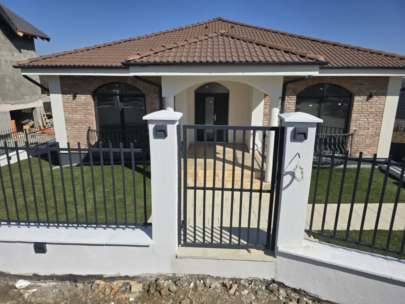Casa la cheie 4 camere,garaj 60mp.,500mp teren,0%comision - Contact 0774048706 Bogdan
De vânzare casă, singur în curte, 4 camere situată în Corunca zona Penny, suprafața utilă de 180 mp amplasată pe un teren cu suprafața de 500 mp, 
Compartimentare:
- la demisol 1 garaj, 1 pivnită
- la parter: 1 living, 1 bucătărie, 2 bai,3 dormitoare,1 terasă

Detalii:
- centrală termică, calorifere, geamuri termopan, 
- fundația casei are o adâncime de1 m, pereții sunt din cărămidă, acoperișul de țiglă, izolată cu polistiren de 10 cm.
- pivniță,
- anul construcției 2025
- curte amenajată cu gazon,irigatie, pavaj
- gardul si portile incluse in pret

Utilitați:
- curent, apă, gaz, canalizare

Casa se vinde la cheie la prețul de 360.000 Euro tva inclus. Comision ZERO!
Contact 0774048706 Bogdan
Daca vă place această ofertă sau pentru alte informații sunați la numărul de contact din anunț! 
Compania Zap Imobiliare vă pune la dispoziție toate actele și documentele necesare alături de asistență și consiliere permanentă până la finalizarea achiziției imobiliare. 
Ne dorim să îți oferim cea mai plăcută experiență, îndeplinim vise cu pereți!