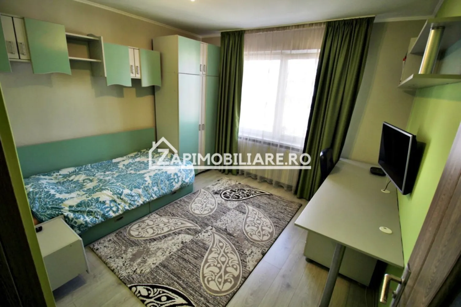 Apartament 2 camere,54mp,conf.1,cartier Tudot,bloc izolat - Contact 0774048706 Bogdan
De vânzare apartament 2 camere decomandat confort ,1 situat în cartierul Tudor, strada Rodniciei aproape de piată, suprafață utilă de 54 mp, situat la etajul 4 din 4 oferit de Zap Imobiliare 
Detalii: 
- 1 living, 1 dormitor, 1 bucătărie, 1 baie, 1 balcon , 1 hol,1 cămară
- centrală termică, calorifere, geamuri termopan, ușă metalică.
- masina de spalat rufe, frigider.aragaz

Proprietatea se află într-o zonă cu un confort deosebit, datorită amplasării în imediata apropiere a tot ceea ce înseamnă viață modernă, și anume: mijloace de transport în comun, magazine, unități de învățământ de toate gradele, piață, parc, bănci, farmacii, s.a.
Locuința se vinde mobilată și utilată la prețul de 95.000 Euro negociabil. Comisionul este ZERO!
Contact 0774048706 Bogdan
