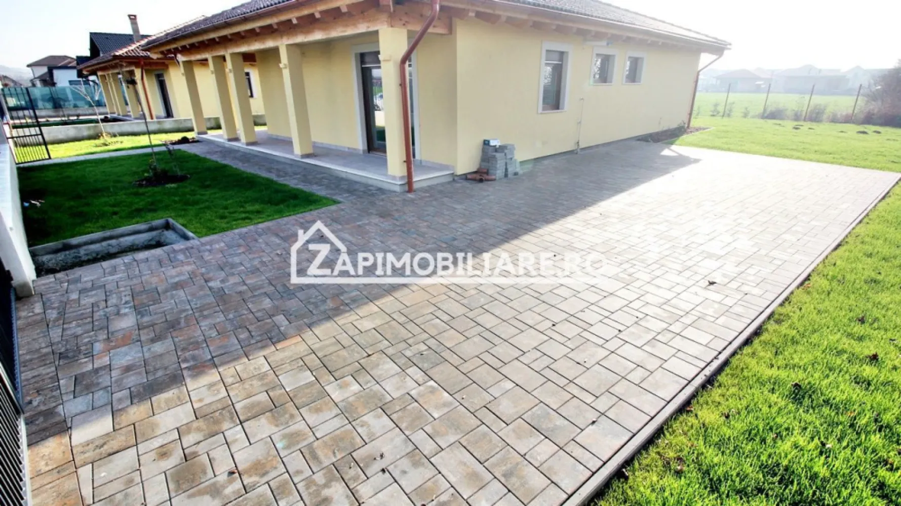 Casa 4 camere,177mp,600mp teren,gard, pavaj,gazon 0%comision - Contact 0774048706 Bogdan
De vânzare casă la cheie, singur în curte, 4 camere situată în Sangeorgiu de Mures, suprafața utilă de 110 mp. suprafata, desfăsurată 177 mp, amplasată pe un teren cu suprafața de 600 mp, 
Compartimentare:
- 1 living, 1 bucătărie, 2 bai,3 dormitoare, 2 dressiguri, 1 terasa acoperită
- curte amenajată cu gazon si pavaj
- gard si poarta automatizată inclusă, in pret
Detalii:
- centrală termică, incalzire in pardoseală, geamuri termopan, ușă din lemn
- fundația casei are o adâncime de 1 m, pereții sunt din cărămidă, acoperișul de țiglă, izolată cu polistiren de 10 cm.
- anul construcției 2024
Utilitați:

Casa se vinde la cheie cu gard, porti,pavaj, gazon, sistem de irigatie la prețul de 249.000 Euro + TVA.Comision ZERO!
Contact 0774048706 Bogdan
Daca vă place această ofertă sau pentru alte informații sunați la numărul de contact din anunț! 
Compania Zap Imobiliare vă pune la dispoziție toate actele și documentele necesare alături de asistență și consiliere permanentă până la finalizarea achiziției imobiliare. 
Ne dorim să îți oferim cea mai plăcută experiență, îndeplinim vise cu pereți!
Pardoseala casei este izolata cu polistiren extrudat si placata cu gresie de cea mai buna calitate,
Dispune de repartitoare de caldura.
Casa dispune de horn construit din elemente profesionale pentru cosuri de fum si fiind pregatit pentru montarea unui semineu sau termosemineu 
Baile sunt echipate cu rezervoare pentru toalete Grohe, complet integrate in pereti, dusurile vor fi tip walk-in cu usa glisanta si placate cu mozaic - pentru aderenta, 
Corpurile sanitare sunt de calitate premium, vor include toalete, chiuvete, mobilier baie, bideu, 
Usile interioare sunt din lemn masiv, facute pe comanda
Usa de intrare este din lemn masiv
Terasa este placata cu gresie de exterior, aderenta, de cea mai buna calitate, are lampi montate pe fiecare stalp, precum si sistem de iluminare LED a acoperisului interior
Pervazele la geamuri in exterior si in interior, precum si marginea terasei, sunt din travertin.
Casa are montate lampi exterioare pe toate laturile.