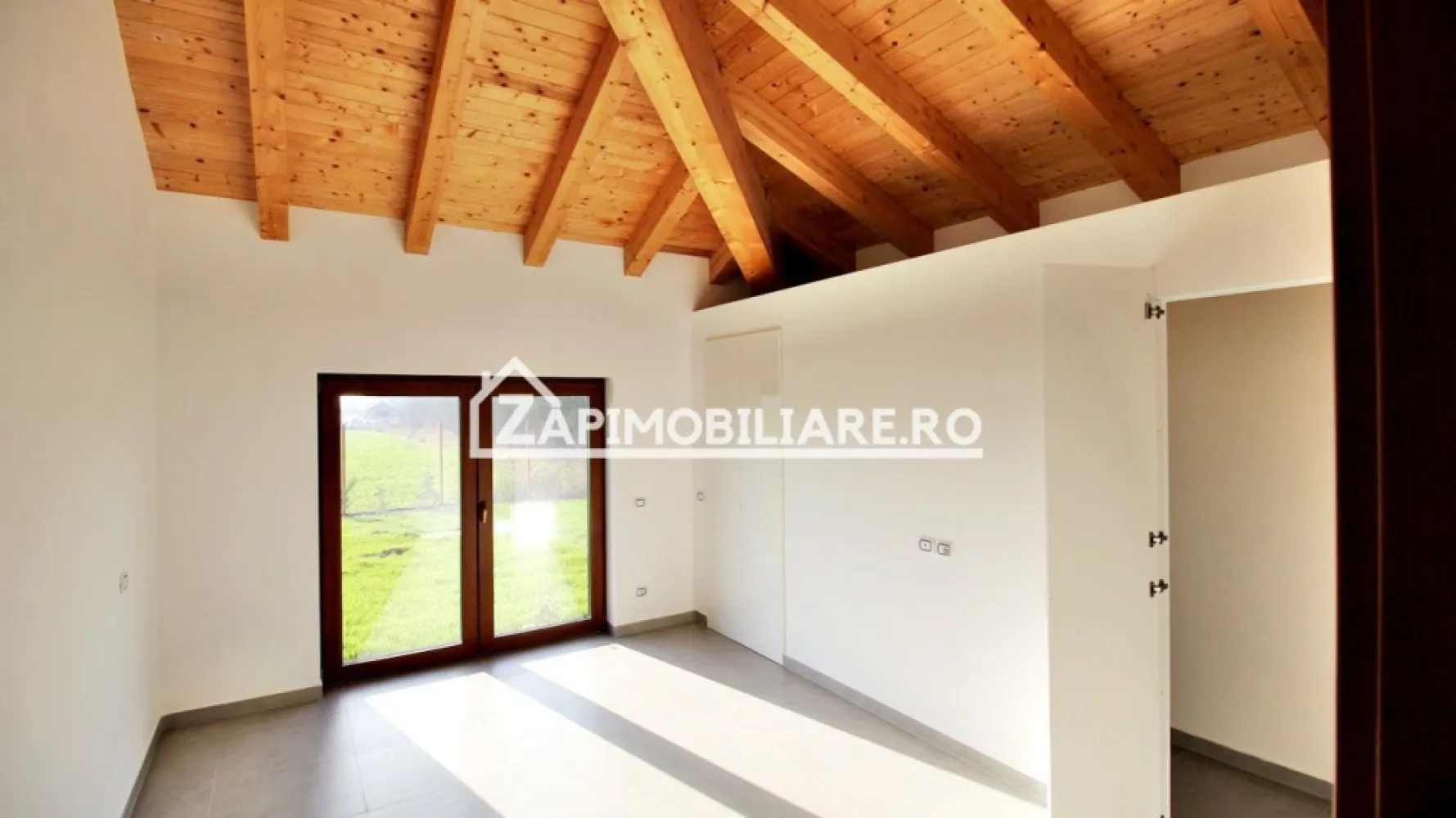 Casa 4 camere,177mp,600mp teren,gard, pavaj,gazon 0%comision - Contact 0774048706 Bogdan
De vânzare casă la cheie, singur în curte, 4 camere situată în Sangeorgiu de Mures, suprafața utilă de 110 mp. suprafata, desfăsurată 177 mp, amplasată pe un teren cu suprafața de 600 mp, 
Compartimentare:
- 1 living, 1 bucătărie, 2 bai,3 dormitoare, 2 dressiguri, 1 terasa acoperită
- curte amenajată cu gazon si pavaj
- gard si poarta automatizată inclusă, in pret
Detalii:
- centrală termică, incalzire in pardoseală, geamuri termopan, ușă din lemn
- fundația casei are o adâncime de 1 m, pereții sunt din cărămidă, acoperișul de țiglă, izolată cu polistiren de 10 cm.
- anul construcției 2024
Utilitați:

Casa se vinde la cheie cu gard, porti,pavaj, gazon, sistem de irigatie la prețul de 249.000 Euro + TVA.Comision ZERO!
Contact 0774048706 Bogdan
Daca vă place această ofertă sau pentru alte informații sunați la numărul de contact din anunț! 
Compania Zap Imobiliare vă pune la dispoziție toate actele și documentele necesare alături de asistență și consiliere permanentă până la finalizarea achiziției imobiliare. 
Ne dorim să îți oferim cea mai plăcută experiență, îndeplinim vise cu pereți!
Pardoseala casei este izolata cu polistiren extrudat si placata cu gresie de cea mai buna calitate,
Dispune de repartitoare de caldura.
Casa dispune de horn construit din elemente profesionale pentru cosuri de fum si fiind pregatit pentru montarea unui semineu sau termosemineu 
Baile sunt echipate cu rezervoare pentru toalete Grohe, complet integrate in pereti, dusurile vor fi tip walk-in cu usa glisanta si placate cu mozaic - pentru aderenta, 
Corpurile sanitare sunt de calitate premium, vor include toalete, chiuvete, mobilier baie, bideu, 
Usile interioare sunt din lemn masiv, facute pe comanda
Usa de intrare este din lemn masiv
Terasa este placata cu gresie de exterior, aderenta, de cea mai buna calitate, are lampi montate pe fiecare stalp, precum si sistem de iluminare LED a acoperisului interior
Pervazele la geamuri in exterior si in interior, precum si marginea terasei, sunt din travertin.
Casa are montate lampi exterioare pe toate laturile.
