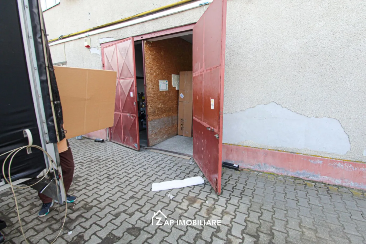 Spatiu depozit 100 mp – Zona Libertatii - Mentionati ID-ul proprietatii cand apelati: CP2961507
Contact ⓪⑦②⑥ ②②③ ⑧⑧⑥ Sebastian

Se ofera spre inchiriere spatiu de depozitare situat in zona Libertatii, potrivit pentru depozit, logistica sau activitati comerciale usoare. Spatiul are acces facil si este amplasat intr-o zona bine conectata.

-- Suprafata: 100 mp
-- Pret: 5 euro / mp + TVA
-- Pret total lunar: 500 euro + TVA
-- Destinatie: depozitare
-- Zona Libertatii
- Optional se pot inchiria si birouri la pretul de 4 Euro + TVA

Comision agenție: 50% din valoarea primei chirii.

Contact ⓪⑦②⑥ ②②③ ⑧⑧⑥ Sebastian