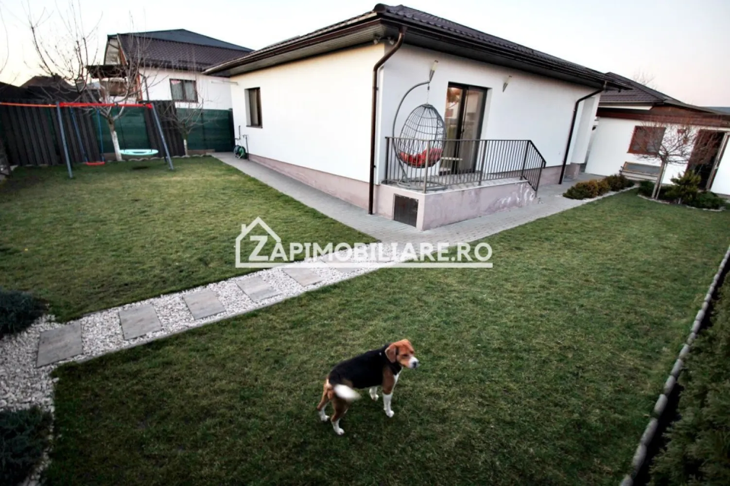 Casa 3 camere la cheie mobilata si utilată,110mp,370mp teren - Contact 0774048706 Bogdan
De vânzare casă,pe 1 nivel, singur în curte 3 camere situată în Sancraiu de Mures aproape de Darina, suprafața utilă de 80 mp. suprafata desfasurată 110 mp, amplasată pe un teren cu suprafața de 370 mp,
Compartimentare:
: 1 living, 1 bucătărie, 1 baie,2 dormitoare, 1 hol,1 foisor, 1 garaj,1 terasă, 

Detalii:
- centrală termică, calorifere, geamuri termopan, 
- fundația casei are o adâncime de 1 m, pereții sunt din cărămidă, acoperișul de țiglă, izolată cu polistiren de 10 cm.
- anul construcției 2018

Utilitați:
- curent, apă, gaz, canalizare

Casa se vinde la cheie , mobilată și utilată la prețul de 180.000 Euro negociabil. Comision ZERO!
Contact 0774048706 Bogdan
Daca vă place această ofertă sau pentru alte informații sunați la numărul de contact din anunț! 
Compania Zap Imobiliare vă pune la dispoziție toate actele și documentele necesare alături de asistență și consiliere permanentă până la finalizarea achiziției imobiliare. 
Ne dorim să îți oferim cea mai plăcută experiență, îndeplinim vise cu pereți!