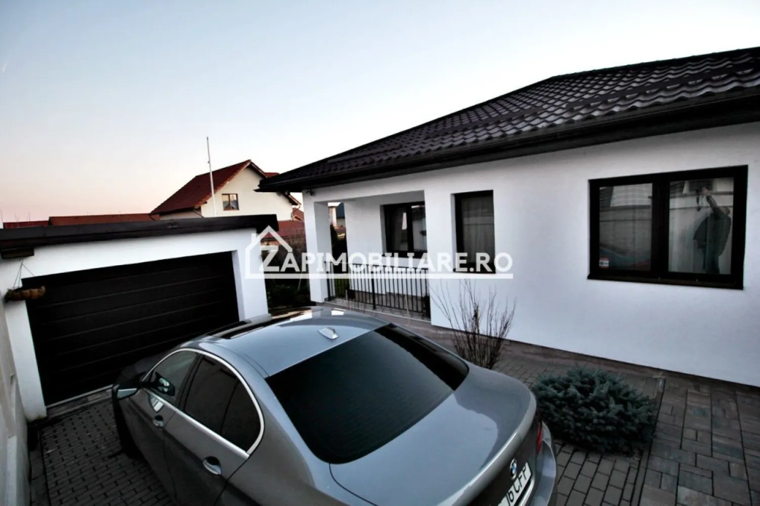 Casa 3 camere la cheie mobilata si utilată,110mp,370mp teren - Contact 0774048706 Bogdan
De vânzare casă,pe 1 nivel, singur în curte 3 camere situată în Sancraiu de Mures aproape de Darina, suprafața utilă de 80 mp. suprafata desfasurată 110 mp, amplasată pe un teren cu suprafața de 370 mp,
Compartimentare:
: 1 living, 1 bucătărie, 1 baie,2 dormitoare, 1 hol,1 foisor, 1 garaj,1 terasă, 

Detalii:
- centrală termică, calorifere, geamuri termopan, 
- fundația casei are o adâncime de 1 m, pereții sunt din cărămidă, acoperișul de țiglă, izolată cu polistiren de 10 cm.
- anul construcției 2018

Utilitați:
- curent, apă, gaz, canalizare

Casa se vinde la cheie , mobilată și utilată la prețul de 180.000 Euro negociabil. Comision ZERO!
Contact 0774048706 Bogdan
Daca vă place această ofertă sau pentru alte informații sunați la numărul de contact din anunț! 
Compania Zap Imobiliare vă pune la dispoziție toate actele și documentele necesare alături de asistență și consiliere permanentă până la finalizarea achiziției imobiliare. 
Ne dorim să îți oferim cea mai plăcută experiență, îndeplinim vise cu pereți!