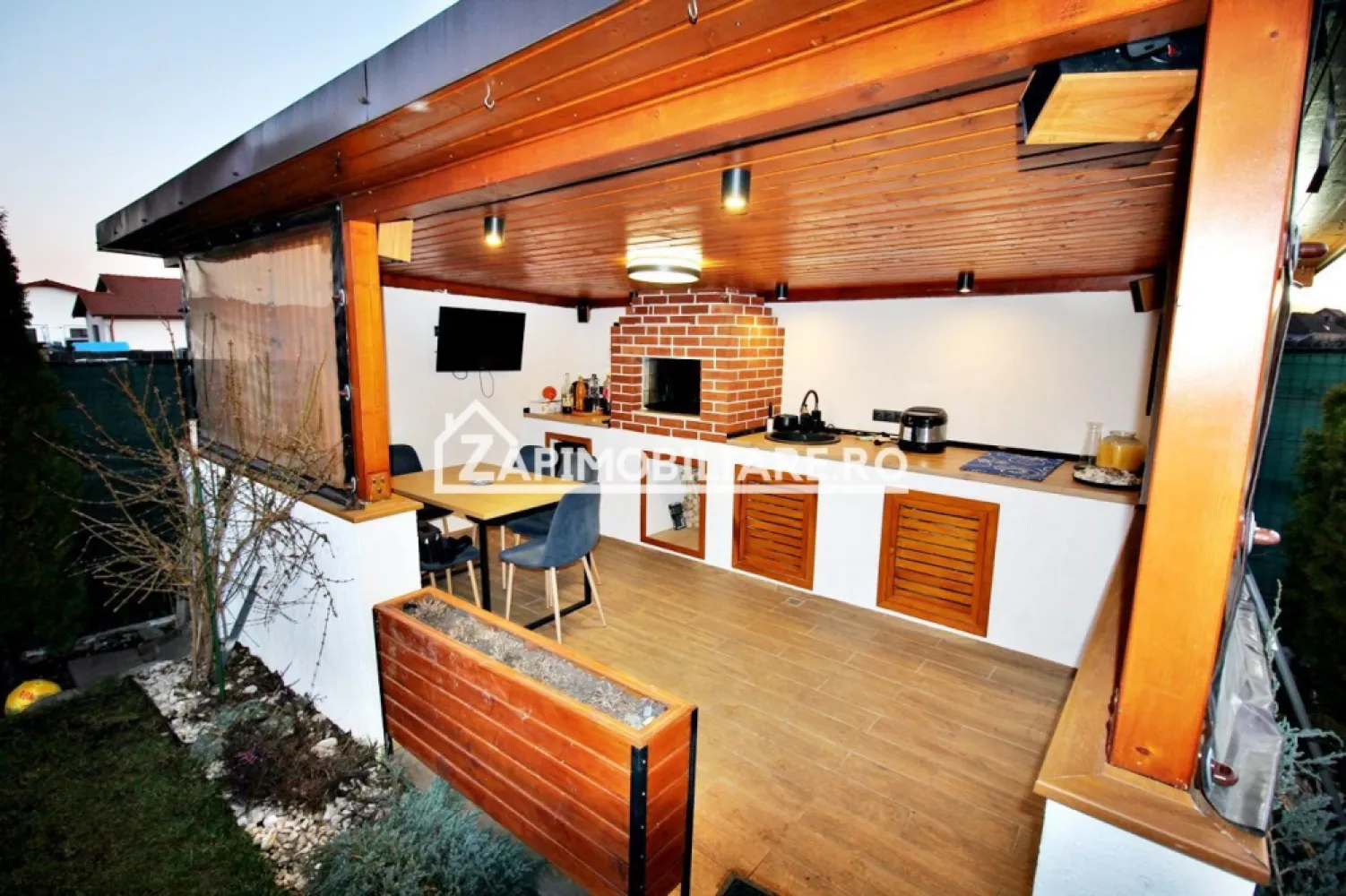 Casa 3 camere la cheie mobilata si utilată,110mp,370mp teren - Contact 0774048706 Bogdan
De vânzare casă,pe 1 nivel, singur în curte 3 camere situată în Sancraiu de Mures aproape de Darina, suprafața utilă de 80 mp. suprafata desfasurată 110 mp, amplasată pe un teren cu suprafața de 370 mp,
Compartimentare:
: 1 living, 1 bucătărie, 1 baie,2 dormitoare, 1 hol,1 foisor, 1 garaj,1 terasă, 

Detalii:
- centrală termică, calorifere, geamuri termopan, 
- fundația casei are o adâncime de 1 m, pereții sunt din cărămidă, acoperișul de țiglă, izolată cu polistiren de 10 cm.
- anul construcției 2018

Utilitați:
- curent, apă, gaz, canalizare

Casa se vinde la cheie , mobilată și utilată la prețul de 180.000 Euro negociabil. Comision ZERO!
Contact 0774048706 Bogdan
Daca vă place această ofertă sau pentru alte informații sunați la numărul de contact din anunț! 
Compania Zap Imobiliare vă pune la dispoziție toate actele și documentele necesare alături de asistență și consiliere permanentă până la finalizarea achiziției imobiliare. 
Ne dorim să îți oferim cea mai plăcută experiență, îndeplinim vise cu pereți!