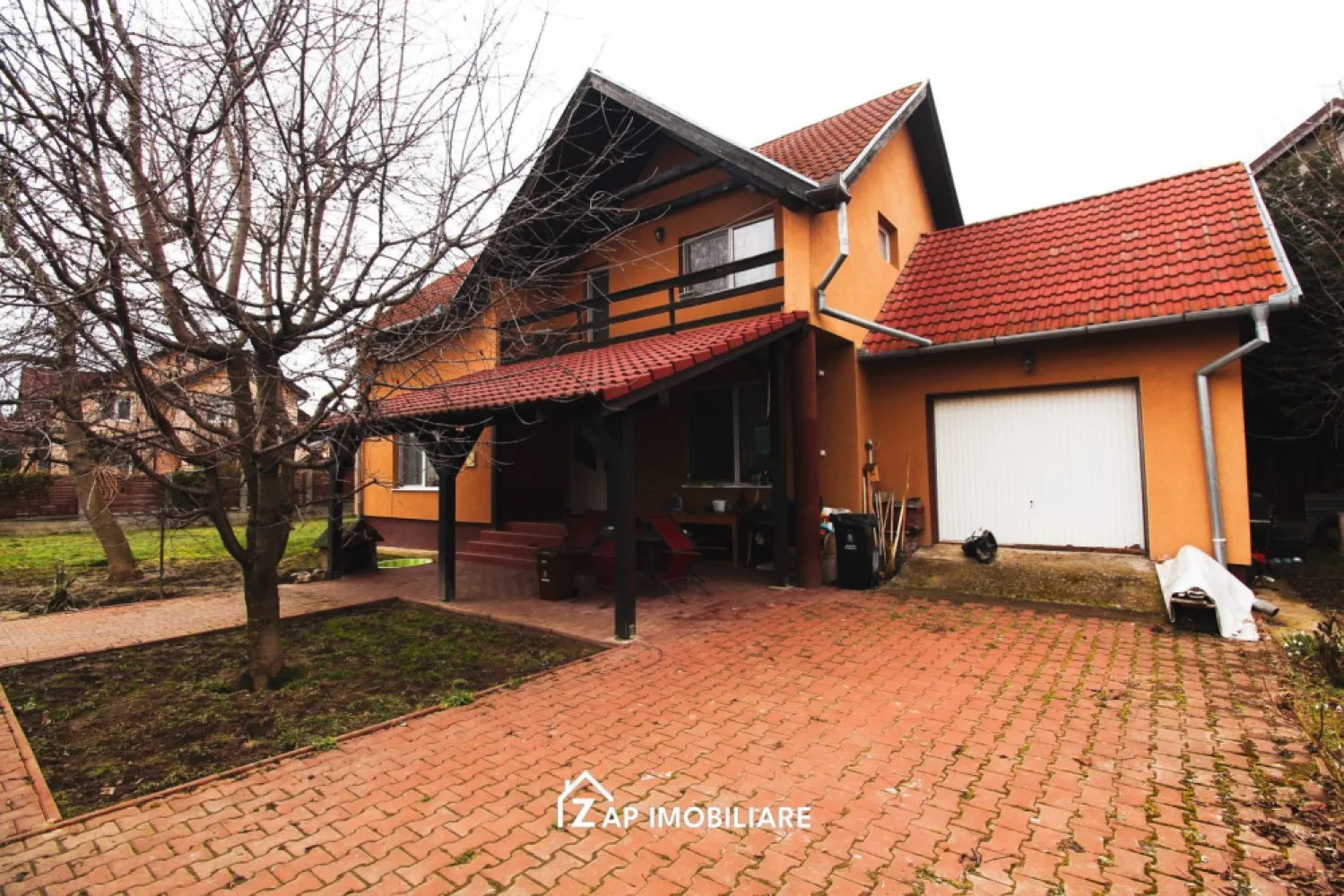 Casa individuala P+M cu teren 534 mp si garaj – Aproape de oras - Mentionati ID-ul proprietatii cand apelati: CP2956090
Contact ⓪⑦②⑥ ②②③ ⑧⑧⑥ Sebastian

Casa individuala P+M situata in Sancraiu de Mures, Zona Nucului, amplasata pe un teren intravilan de 534 mp. Constructia este realizata pe fundatie de beton, cu zidarie din caramida si acoperis tip sarpanta. Imobilul este compartimentat functional pentru locuinta unei familii, avand spatii bine organizate pe doua niveluri.

La parter se regasesc bucataria, baia, camara, camera de zi, casa scarii si o terasa acoperita. Mansarda este compartimentata in 3 dormitoare, baie, garderoba, hol si o logie. In curte exista si o anexa destinata garajului auto.

-- Teren intravilan 534 mp
-- Regim de inaltime P+M
-- Suprafata construita la sol 86 mp
-- Suprafata construita desfasurata 172 mp
-- Suprafata utila 121 mp
-- Suprafata locuibila 78.9 mp
-- Constructie din caramida
-- Fundatie din beton
-- Acoperis tip sarpanta
-- Anexa garaj auto

Proprietatea este potrivita pentru o familie care doreste o casa spatioasa intr-o zona linistita din Sancraiu de Mures, cu acces facil catre orasul Targu Mures.

Contact ⓪⑦②⑥ ②②③ ⑧⑧⑥ Sebastian