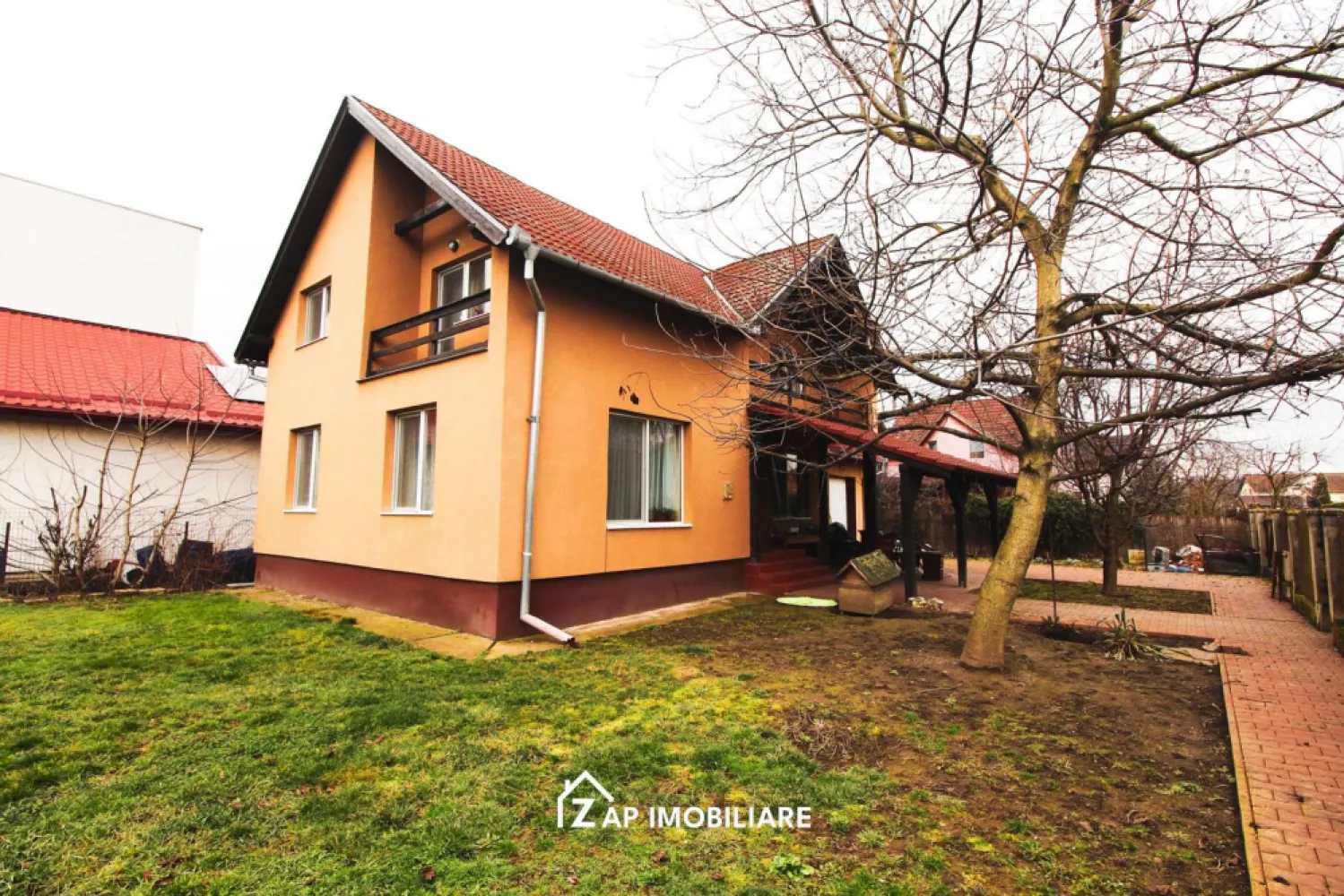 Casa individuala P+M cu teren 534 mp si garaj – Aproape de oras - Mentionati ID-ul proprietatii cand apelati: CP2956090
Contact ⓪⑦②⑥ ②②③ ⑧⑧⑥ Sebastian

Casa individuala P+M situata in Sancraiu de Mures, Zona Nucului, amplasata pe un teren intravilan de 534 mp. Constructia este realizata pe fundatie de beton, cu zidarie din caramida si acoperis tip sarpanta. Imobilul este compartimentat functional pentru locuinta unei familii, avand spatii bine organizate pe doua niveluri.

La parter se regasesc bucataria, baia, camara, camera de zi, casa scarii si o terasa acoperita. Mansarda este compartimentata in 3 dormitoare, baie, garderoba, hol si o logie. In curte exista si o anexa destinata garajului auto.

-- Teren intravilan 534 mp
-- Regim de inaltime P+M
-- Suprafata construita la sol 86 mp
-- Suprafata construita desfasurata 172 mp
-- Suprafata utila 121 mp
-- Suprafata locuibila 78.9 mp
-- Constructie din caramida
-- Fundatie din beton
-- Acoperis tip sarpanta
-- Anexa garaj auto

Proprietatea este potrivita pentru o familie care doreste o casa spatioasa intr-o zona linistita din Sancraiu de Mures, cu acces facil catre orasul Targu Mures.

Contact ⓪⑦②⑥ ②②③ ⑧⑧⑥ Sebastian