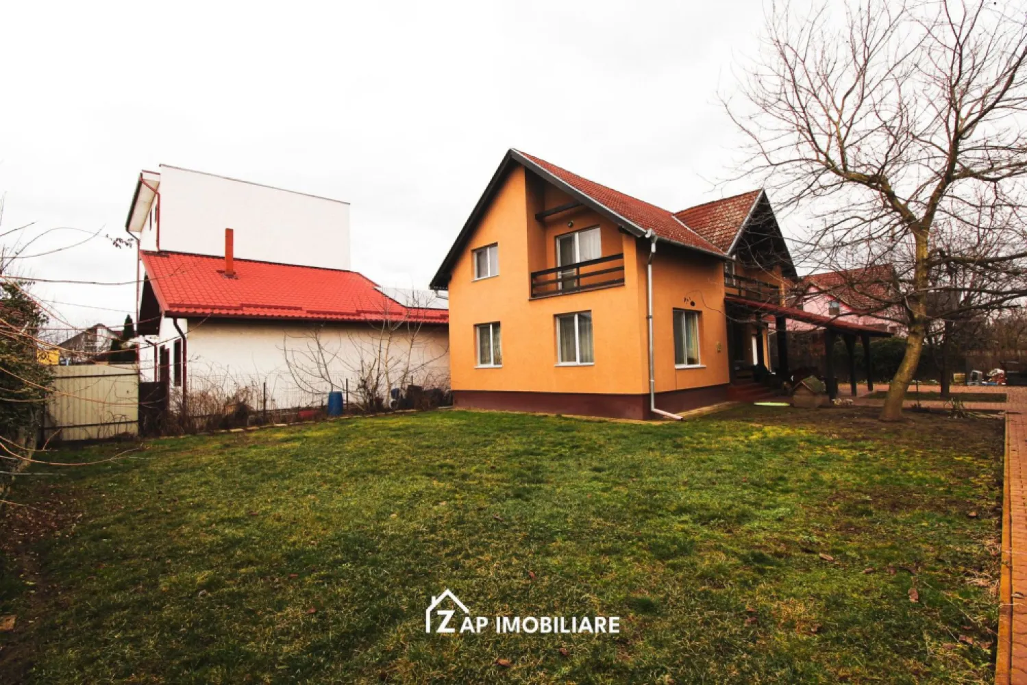 Casa individuala P+M cu teren 534 mp si garaj – Aproape de oras - Mentionati ID-ul proprietatii cand apelati: CP2956090
Contact ⓪⑦②⑥ ②②③ ⑧⑧⑥ Sebastian

Casa individuala P+M situata in Sancraiu de Mures, Zona Nucului, amplasata pe un teren intravilan de 534 mp. Constructia este realizata pe fundatie de beton, cu zidarie din caramida si acoperis tip sarpanta. Imobilul este compartimentat functional pentru locuinta unei familii, avand spatii bine organizate pe doua niveluri.

La parter se regasesc bucataria, baia, camara, camera de zi, casa scarii si o terasa acoperita. Mansarda este compartimentata in 3 dormitoare, baie, garderoba, hol si o logie. In curte exista si o anexa destinata garajului auto.

-- Teren intravilan 534 mp
-- Regim de inaltime P+M
-- Suprafata construita la sol 86 mp
-- Suprafata construita desfasurata 172 mp
-- Suprafata utila 121 mp
-- Suprafata locuibila 78.9 mp
-- Constructie din caramida
-- Fundatie din beton
-- Acoperis tip sarpanta
-- Anexa garaj auto

Proprietatea este potrivita pentru o familie care doreste o casa spatioasa intr-o zona linistita din Sancraiu de Mures, cu acces facil catre orasul Targu Mures.

Contact ⓪⑦②⑥ ②②③ ⑧⑧⑥ Sebastian