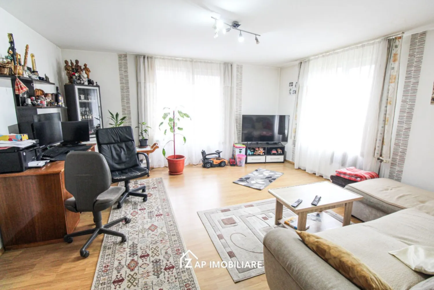 Casa individuala P+M cu teren 534 mp si garaj – Aproape de oras - Mentionati ID-ul proprietatii cand apelati: CP2956090
Contact ⓪⑦②⑥ ②②③ ⑧⑧⑥ Sebastian

Casa individuala P+M situata in Sancraiu de Mures, Zona Nucului, amplasata pe un teren intravilan de 534 mp. Constructia este realizata pe fundatie de beton, cu zidarie din caramida si acoperis tip sarpanta. Imobilul este compartimentat functional pentru locuinta unei familii, avand spatii bine organizate pe doua niveluri.

La parter se regasesc bucataria, baia, camara, camera de zi, casa scarii si o terasa acoperita. Mansarda este compartimentata in 3 dormitoare, baie, garderoba, hol si o logie. In curte exista si o anexa destinata garajului auto.

-- Teren intravilan 534 mp
-- Regim de inaltime P+M
-- Suprafata construita la sol 86 mp
-- Suprafata construita desfasurata 172 mp
-- Suprafata utila 121 mp
-- Suprafata locuibila 78.9 mp
-- Constructie din caramida
-- Fundatie din beton
-- Acoperis tip sarpanta
-- Anexa garaj auto

Proprietatea este potrivita pentru o familie care doreste o casa spatioasa intr-o zona linistita din Sancraiu de Mures, cu acces facil catre orasul Targu Mures.

Contact ⓪⑦②⑥ ②②③ ⑧⑧⑥ Sebastian
