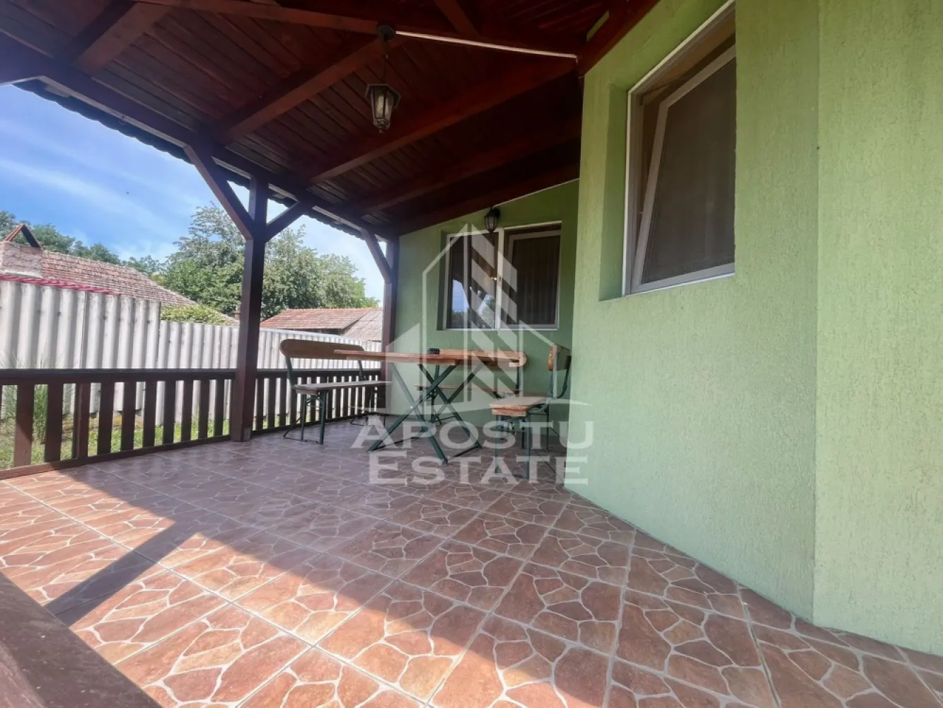 Casa/Vila 3 camere, Munar - Apostu Estate va propune Casa de vanzare in localitatea Munar, construita in anul 2010, situata intr-o zona linistita, ideala pentru o familie care isi doreste confort, spatiu si intimitate.

Proprietatea dispune de o suprafata utila de 135 mp si este amplasata pe un teren generos de 1.400 mp, cu un front stradal de 18 metri, oferind acces facil si multiple posibilitati de amenajare a curtii.

Locuinta este compartimentata practic si functional, fiind compusa din:

3 camere spatioase si luminoase;
2 bai;
bucatarie complet mobilata si utilata;
holuri si spatii de depozitare.

Casa se vinde complet mobilata si utilata, fiind pregatita pentru mutare imediata, fara investitii suplimentare. Finisajele sunt bine intretinute, iar compartimentarea ofera confort si functionalitate pentru intreaga familie.

Incalzirea este asigurata de centrala proprie pe lemn, o solutie economica si eficienta pentru sezonul rece.

Terenul de 1.400 mp reprezinta unul dintre marile avantaje ale proprietatii, oferind suficient spatiu pentru amenajarea unei gradini, a unei zone de relaxare, a unui foisor, a unei piscine sau pentru diverse activitati gospodaresti. Curtea generoasa permite totodata amenajarea mai multor locuri de parcare.

Datorita suprafetei terenului, constructiei solide si amplasarii intr-o zona linistita, aceasta proprietate reprezinta o alegere excelenta atat pentru locuinta permanenta, cat si pentru cei care isi doresc sa se bucure de linistea si avantajele vietii la casa.

Pentru informatii suplimentare si programarea unei vizionari, va stam la dispozitie.
CP3161679