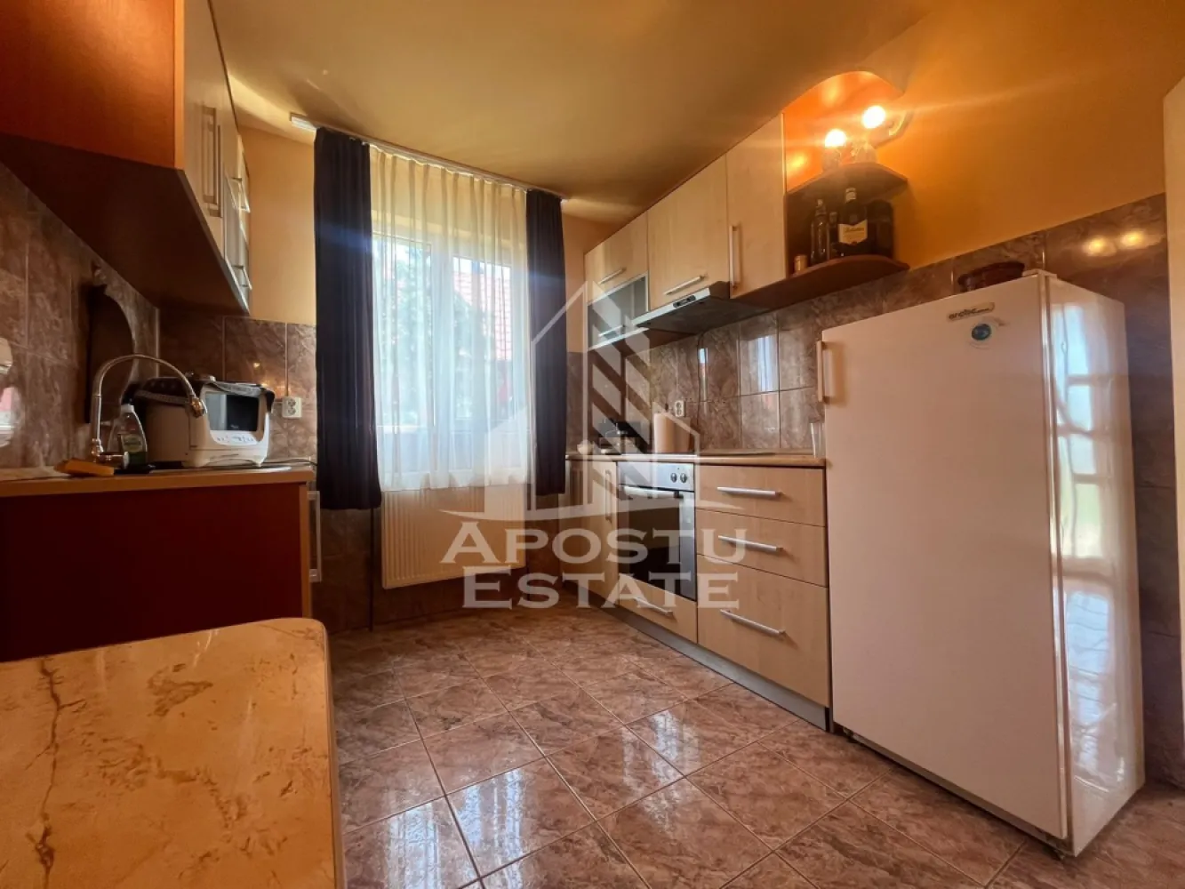 Casa/Vila 3 camere, Munar - Apostu Estate va propune Casa de vanzare in localitatea Munar, construita in anul 2010, situata intr-o zona linistita, ideala pentru o familie care isi doreste confort, spatiu si intimitate.

Proprietatea dispune de o suprafata utila de 135 mp si este amplasata pe un teren generos de 1.400 mp, cu un front stradal de 18 metri, oferind acces facil si multiple posibilitati de amenajare a curtii.

Locuinta este compartimentata practic si functional, fiind compusa din:

3 camere spatioase si luminoase;
2 bai;
bucatarie complet mobilata si utilata;
holuri si spatii de depozitare.

Casa se vinde complet mobilata si utilata, fiind pregatita pentru mutare imediata, fara investitii suplimentare. Finisajele sunt bine intretinute, iar compartimentarea ofera confort si functionalitate pentru intreaga familie.

Incalzirea este asigurata de centrala proprie pe lemn, o solutie economica si eficienta pentru sezonul rece.

Terenul de 1.400 mp reprezinta unul dintre marile avantaje ale proprietatii, oferind suficient spatiu pentru amenajarea unei gradini, a unei zone de relaxare, a unui foisor, a unei piscine sau pentru diverse activitati gospodaresti. Curtea generoasa permite totodata amenajarea mai multor locuri de parcare.

Datorita suprafetei terenului, constructiei solide si amplasarii intr-o zona linistita, aceasta proprietate reprezinta o alegere excelenta atat pentru locuinta permanenta, cat si pentru cei care isi doresc sa se bucure de linistea si avantajele vietii la casa.

Pentru informatii suplimentare si programarea unei vizionari, va stam la dispozitie.
CP3161679