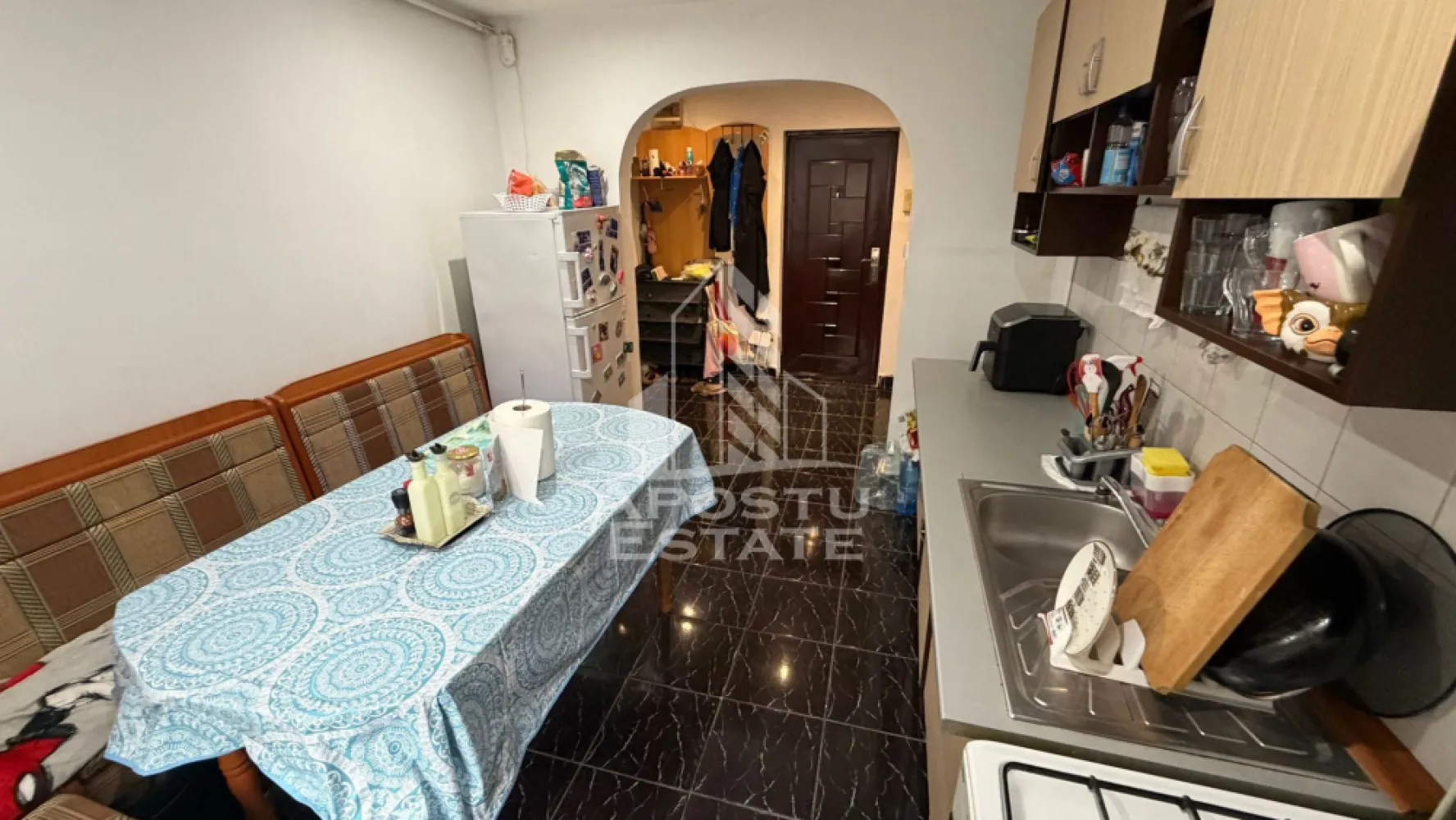 Apartament cu 2 camere de inchiriat, petfriendly, Sagului,Timisoara - Agentia imobiliara APOSTU ESTATE va propune spre inchiriere un apartament cu 2 camere, spatios si luminos, situat in zona Sagului, o zona linistita si bine pozitionata din Timisoara, potrivit pentru cupluri,familii, sau studenti care isi doresc o locuinta unde sa se simta confortabil si cu acces facil catre scoli, statii de autobuz, supermarketuri , magazine de zona, parcuri.

Suprafata utila: 60 mp
Compartimentare eficienta:
-Hol de acces generos
-Bucatarie complet mobilata si utilata, cu loc de luat masa
-Living luminos si spatios
-Dormitor mobilat si utilat
-Baie prevazuta cu cada

Confort si facilitati:
-Incalzirea apartamentului: colterm
-Apartamentul este complet mobilat si utilat
-Se accepta animale de companie de catre proprietar

Localizare:
-Timis,Timisoara, zona Sagului– acces facil spre magazine, Shopping city, scoli, parcuri si mijloace de transport in comun.

Ideal pentru:
-Familii
-Cupluri
-Studenti

Disponibilitate: 01.07.2026
Pret chirie lunara: 350 euro ( usor negociabil)
Programeaza o vizionare pentru a-ti putea imagina viitorul aici!
ID intern: CP3161636