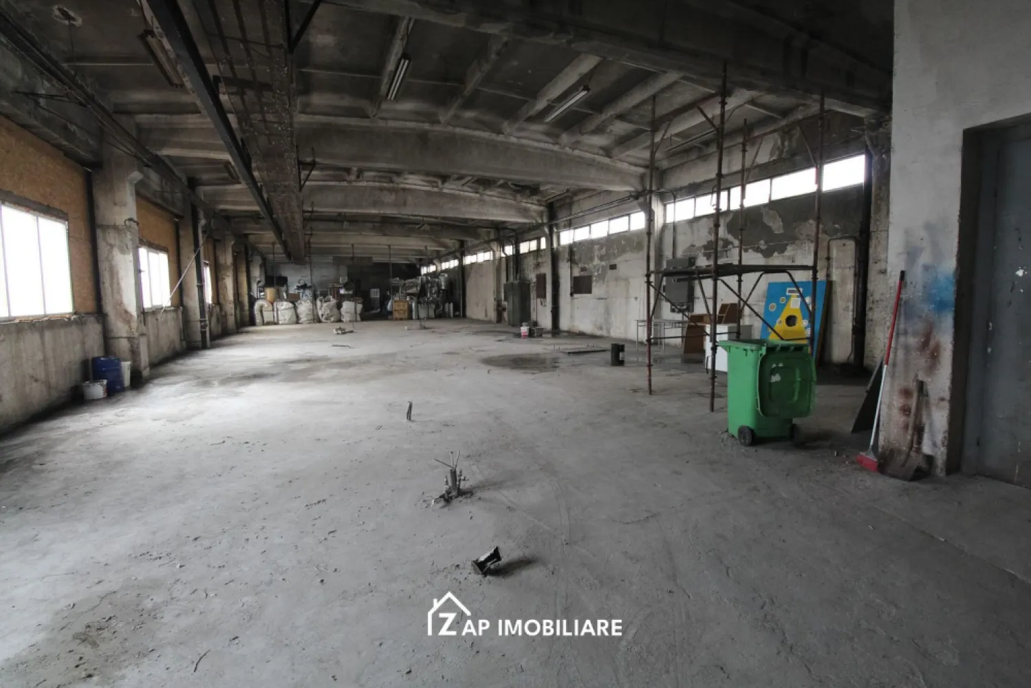 Hala 400 mp - Zona Depozitelor - Mentionati ID-ul proprietatii cand apelati: CP2938499
Contact ⓪⑦②⑥ ②②③ ⑧⑧⑥ Sebastian
De închiriat hala 400 mp situata la etajul 2 - prevazut cu lift industrial si macara pentru utilaje grele 
Pret 450 Euro + TVA
Comisionul perceput de agentie este de 50% din valoarea primei chirii si se percepe o singură dată!

Contact ⓪⑦②⑥ ②②③ ⑧⑧⑥ Sebastian 

Acest anunț nu corespunde cerințelor tale? Sună la numărul afișat în anunț și unul dintre agenții noștri te va ajuta cu alte oferte personalizate în funcție de cerințele tale.