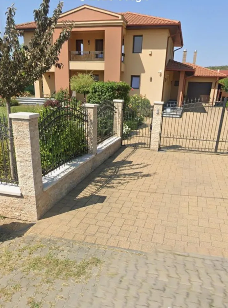 Casa 5 camere, 420mp,2.200 mp teren, 0% comision - Se oferă spre vanzare in Reghin o proprietate spațioasă de 420 mp, construită cu mare atenție la detalii și compartimentată ideal pentru a deservi atât o familie numeroasă, cât și o activitate comercială (clinică medicală, grădiniță, creșă, sediu de firmă, birouri sau cabinete).
Casa este dispusă pe două niveluri și se prezintă astfel:
La Parter:
* Living generos de 100 mp – un spațiu deschis, extrem de luminos, perfect pentru recepție sau zonă de lucru;
* Bucătărie completă și loc de servit masa;
* Un dormitor cu baie proprie și dressing;
* Zonă funcțională: spălătorie, cameră tehnică (centrală), toaletă de serviciu și garaj auto;
* Hol de primire și 2 terase acoperite pentru relaxare.
La Etaj:
* 2 Dormitoare matrimoniale, fiecare dotat cu baie proprie, dressing și terasă acoperită;
* O a doua cameră de zi (ideală pentru relaxare sau birou privat);
* Hol generos și casa scării.
Curtea și Exteriorul:
Curtea este complet amenajată cu spațiu verde și o livadă de pomi fructiferi. Pentru momentele de recreere, am construit un foișor dotat cu toate utilitățile, inclusiv grătar și cuptor pe lemne – un spațiu excelent pentru socializare sau protocol.
Detalii suplimentare:
* Suprafață utilă totală: 420 mp;
- suprafata teren 2.200 mp
* Compartimentare versatilă, ușor de adaptat pentru cabinete sau săli de clasă;
* Sisteme de încălzire proprii și utilități complete.
- centrală termică, calorifere, geamuri termopan, ușă metalică.
- fundația casei are o adâncime de 1 m, pereții sunt din cărămidă poroterm de 39.cm, acoperișul de țiglă, izolată cu polistiren de 10 cm.
- anul construcției 2013
Utilitați:
- curent, apă, gaz, canalizare
Casa se vinde la cheie la prețul de 550.000 Euro negociabil. Comision ZERO!
Contact 0774048706 Bogdan
Daca vă place această ofertă sau pentru alte informații sunați la numărul de contact din anunț! 
Compania Zap Imobiliare vă pune la dispoziție toate actele și documentele necesare alături de asistență și consiliere permanentă până la finalizarea achiziției imobiliare. 
Ne dorim să îți oferim cea mai plăcută experiență, îndeplinim vise cu pereți!