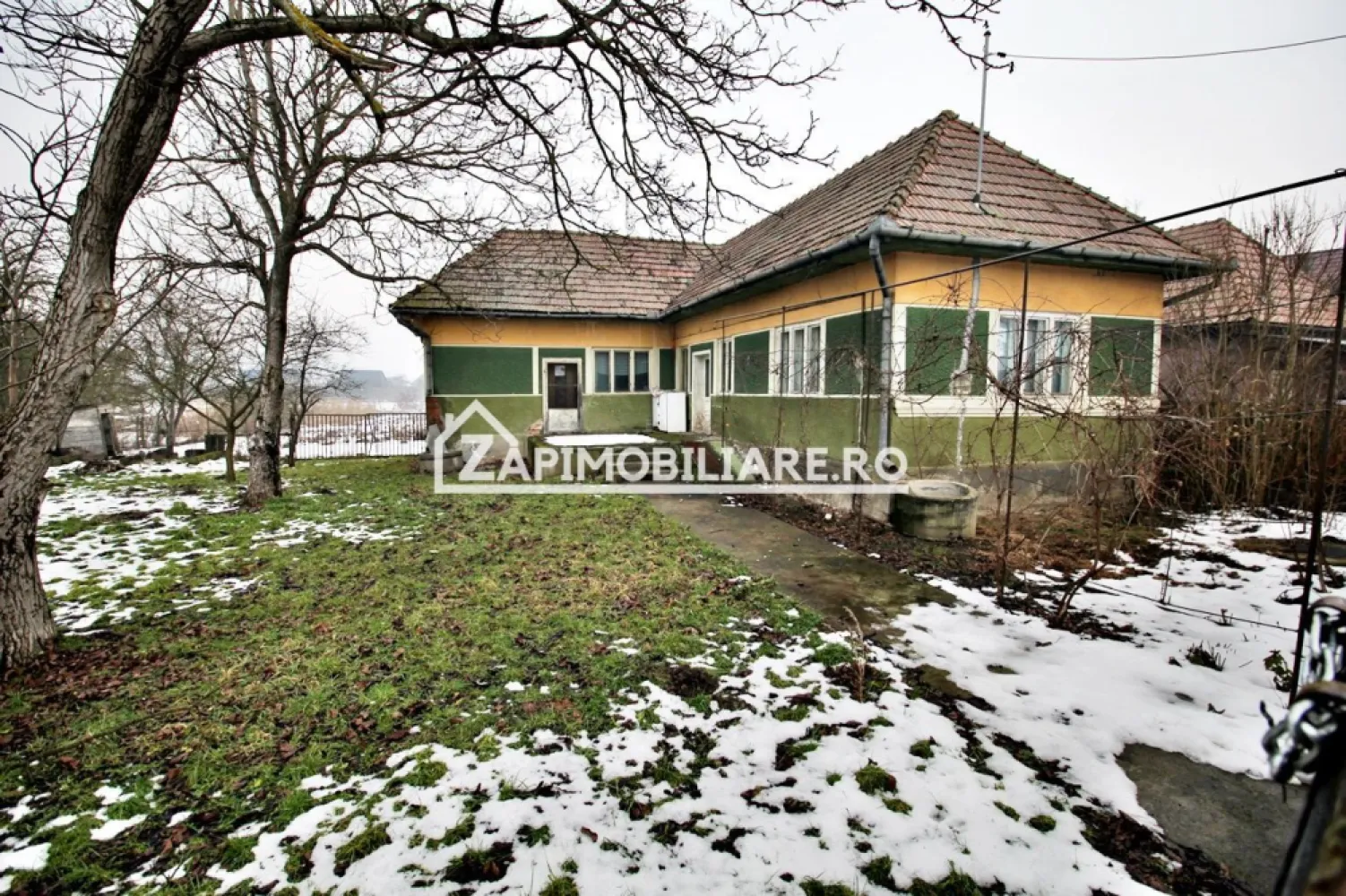 Casa 3 camere,1 baie,100 mp, 2.700 mp teren,0% comision - Contact 0774048706 Bogdan
De vânzare casă, singur în curte, 3 camere situată în Ungheni, suprafața utilă de 88 mp, suprafata construită 108 mp.amplasată pe un teren cu suprafața de 2700 mp, 
Compartimentare:
- 1 living, 1 bucătărie, 1 baie,2 dormitoare, 1 camară, 

Detalii:
- fundația casei are o adâncime de 1 m, pereții sunt din cărămidă, acoperișul de țiglă 
- pivniță, pod mansardabil, 

Utilitați:
- curent, apă, gaz, canalizare

Casa se vinde la prețul de 128.000 Euro negociabil. Comision ZERO!
Contact 0774048706 Bogdan
Daca vă place această ofertă sau pentru alte informații sunați la numărul de contact din anunț! 
Compania Zap Imobiliare vă pune la dispoziție toate actele și documentele necesare alături de asistență și consiliere permanentă până la finalizarea achiziției imobiliare. 
Ne dorim să îți oferim cea mai plăcută experiență, îndeplinim vise cu pereți!