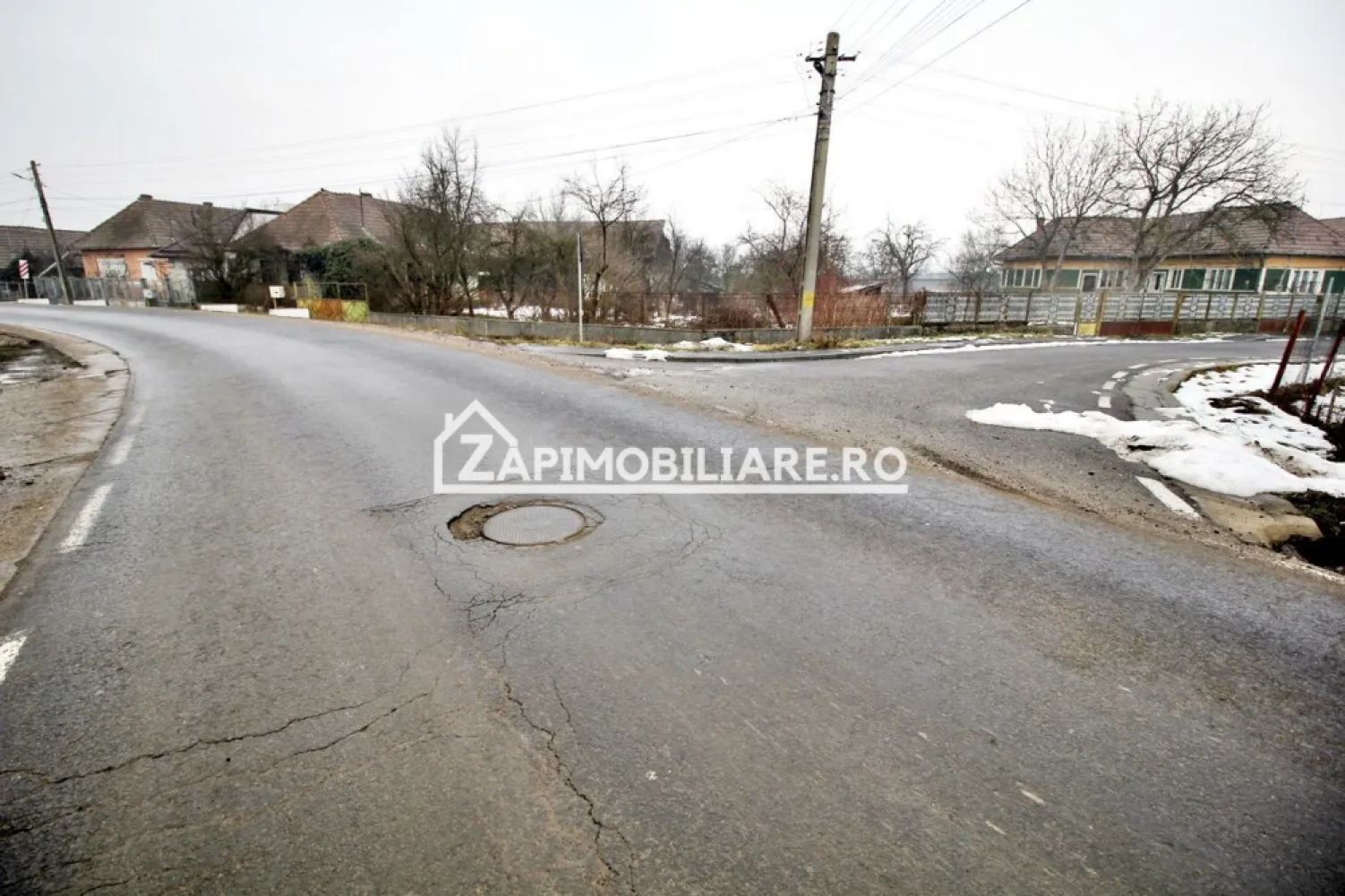 Casa 3 camere,1 baie,100 mp, 2.700 mp teren,0% comision - Contact 0774048706 Bogdan
De vânzare casă, singur în curte, 3 camere situată în Ungheni, suprafața utilă de 88 mp, suprafata construită 108 mp.amplasată pe un teren cu suprafața de 2700 mp, 
Compartimentare:
- 1 living, 1 bucătărie, 1 baie,2 dormitoare, 1 camară, 

Detalii:
- fundația casei are o adâncime de 1 m, pereții sunt din cărămidă, acoperișul de țiglă 
- pivniță, pod mansardabil, 

Utilitați:
- curent, apă, gaz, canalizare

Casa se vinde la prețul de 128.000 Euro negociabil. Comision ZERO!
Contact 0774048706 Bogdan
Daca vă place această ofertă sau pentru alte informații sunați la numărul de contact din anunț! 
Compania Zap Imobiliare vă pune la dispoziție toate actele și documentele necesare alături de asistență și consiliere permanentă până la finalizarea achiziției imobiliare. 
Ne dorim să îți oferim cea mai plăcută experiență, îndeplinim vise cu pereți!