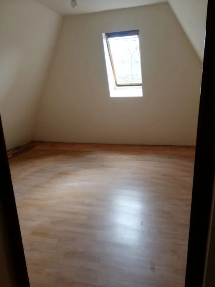Casa 3 camere, 50 mp, 0% comision - Contact 0774048706 Bogdan
De vânzare casă, , 3 camere situată în Sangeorgiu de Mures, suprafața utilă de 50 .mp amplasată pe un teren cu suprafața de 100 mp, 
Compartimentare:
- la parter: 1 living, 1 bucătărie, 1 baie
- la etaj: 2 dormitoare,

Detalii:
- centrală termică, calorifere, geamuri termopan, 
- fundația casei are o adâncime de 1 m, pereții sunt din cărămidă, acoperișul de tablă, izolată cu polistiren de 10 cm.

Utilitați:
- curent, apă, gaz, canalizare

Casa se vinde la cheie la prețul de 58.0000 Euro negociabil. Comision ZERO!
Contact 0774048706 Bogdan
Daca vă place această ofertă sau pentru alte informații sunați la numărul de contact din anunț! 
Compania Zap Imobiliare vă pune la dispoziție toate actele și documentele necesare alături de asistență și consiliere permanentă până la finalizarea achiziției imobiliare. 
Ne dorim să îți oferim cea mai plăcută experiență, îndeplinim vise cu pereți!
