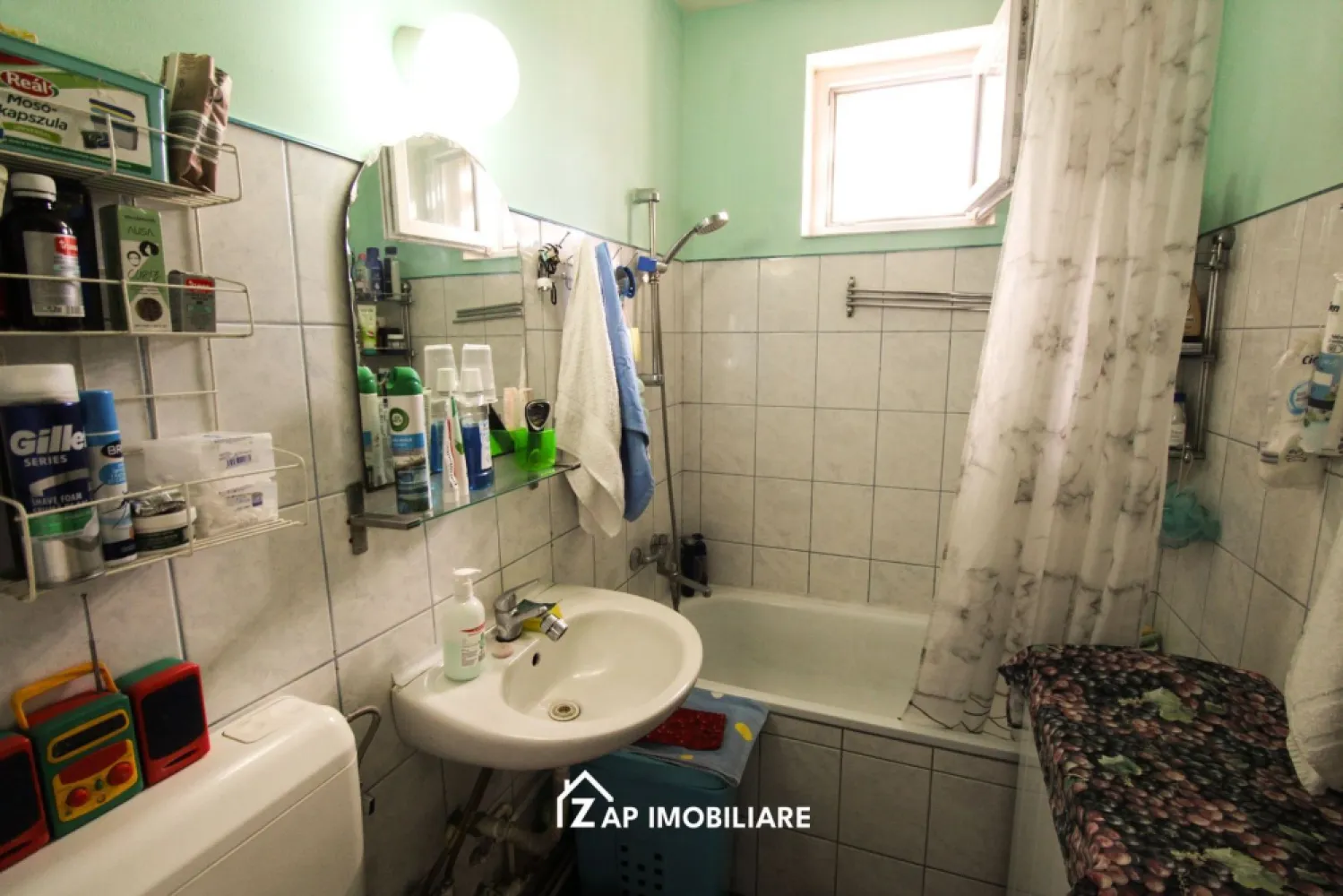 Zona Dacia - 3 camere - 1 baie - mobilat utilat - Mentionati ID-ul proprietatii cand apelati: CP2915132
Comision ZERO pentru cumparator!
Contact ⓪⑦②⑥ ②②③ ⑧⑧⑥ Sebastian
De vânzare apartament 3 camere decomandat , situat în zona Dacia , strada Bucinului, suprafață utilă de 60 mp, situat la etajul 4 din 4 oferit de Zap Imobiliare 
Detalii: 
- 1 living, 2 dormitoare, 1 bucătărie, 1 baie, 1 balcon cu jaluzele 
- centrală termică, calorifere, geamuri termopan, ușă metalică.

Locuința se vinde mobilata si utilata la prețul de 105000 Euro negociabil. Comisionul este ZERO pentru cumparator
Contact ⓪⑦②⑥ ②②③ ⑧⑧⑥ Sebastian

Proprietatea se află într-o zonă cu un confort deosebit, datorită amplasării în imediata apropiere a tot ceea ce înseamnă viață modernă, și anume: mijloace de transport în comun, magazine, unități de învățământ de toate gradele, piață, parc, bănci, farmacii, s.a.