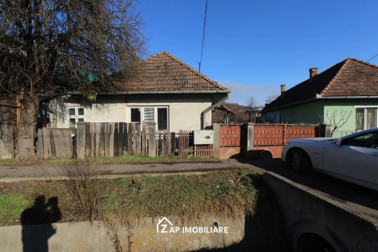 Casa + teren 993 mp - Unirii - Mentionati ID-ul proprietatii cand apelati: CP2908862
Contact ⓪⑦②⑥ ②②③ ⑧⑧⑥ Sebastian
De vânzare casă, singur în curte situată în cartierul Unirii - Strada Remetea , suprafața utilă de 80.mp amplasată pe un teren cu suprafața de 993 mp, deschidere la drum de 12.3 metri liniari
Imobilul dispune de toate utilitatile curent, apă, gaz, canalizare
Casa se vinde la prețul de 115000 Euro negociabil. Comision ZERO!

Contact ⓪⑦②⑥ ②②③ ⑧⑧⑥ Sebastian Daca vă place această ofertă sau pentru alte informații sunați la numărul de contact din anunț! 
Compania Zap Imobiliare vă pune la dispoziție toate actele și documentele necesare alături de asistență și consiliere permanentă până la finalizarea achiziției imobiliare. 
Ne dorim să îți oferim cea mai plăcută experiență, îndeplinim vise cu pereți!
