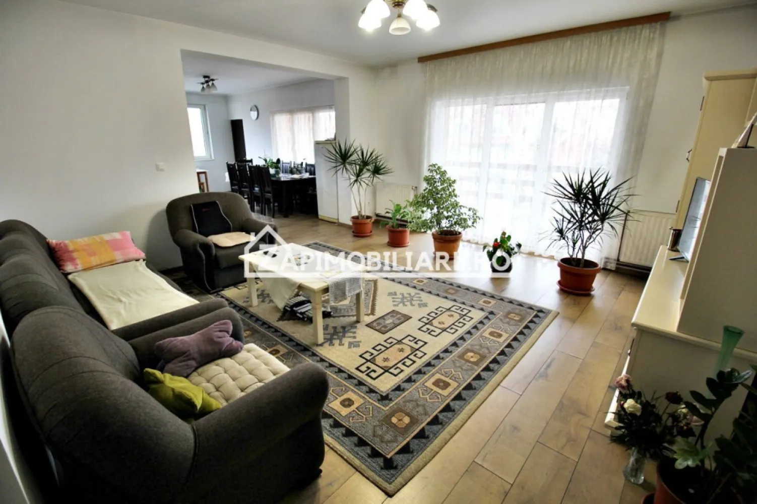 Casa 4 camere+spatiu comercial 420mp.6 bai,720mp teren - Contact 0774048706 Bogdan
De vânzare casă,+ spatiu comercial singur în curte, 4 camere+ spatiu comercial la parter, 6 bai, situată în cartierul Unirii, spatiul comercial are suprafața utilă de 187 mp si suprafata utilă la casă 156 mp.suprafata totală construită 420 mp, amplasată pe un teren cu suprafața de 720mp, cu deschidere la 2 drumuri de 18.5 ml.si 13 ml
Compartimentare:
- la parter spatiu comercial:1 spălătorie auto cu 2 boxe, 1 sală de asteptare , 3 bai,2 vestiare,1 magazie de lemne, 1 pivnită, 1 cameră tehnică,1 foisor, 1 magazie.
- la etaj: 3 dormitoare, 1 living,3 bai, 1 bucătărie,1 spălătorie, 2 terase, 1 hol

Detalii:
- centrală termică, calorifere, geamuri termopan, 
- fundația casei are o adâncime de 2 m, pereții sunt din bca+ polistiren, acoperișul de țiglă, izolată cu polistiren de 5 cm.
- pivniță, pod mansardabil, 
- anul construcției 2011
- panouri solare
Utilitați:
- curent, apă, gaz, canalizare

Casa si spatiul comercial se vinde la cheie la prețul de 599.000 Euro negociabil. Comision ZERO!
Contact 0774048706 Bogdan
Daca vă place această ofertă sau pentru alte informații sunați la numărul de contact din anunț! 
Compania Zap Imobiliare vă pune la dispoziție toate actele și documentele necesare alături de asistență și consiliere permanentă până la finalizarea achiziției imobiliare. 
Ne dorim să îți oferim cea mai plăcută experiență, îndeplinim vise cu pereți!
