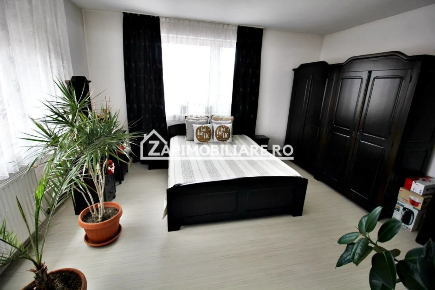 Casa 4 camere+spatiu comercial 420mp.6 bai,720mp teren - Contact 0774048706 Bogdan
De vânzare casă,+ spatiu comercial singur în curte, 4 camere+ spatiu comercial la parter, 6 bai, situată în cartierul Unirii, spatiul comercial are suprafața utilă de 187 mp si suprafata utilă la casă 156 mp.suprafata totală construită 420 mp, amplasată pe un teren cu suprafața de 720mp, cu deschidere la 2 drumuri de 18.5 ml.si 13 ml
Compartimentare:
- la parter spatiu comercial:1 spălătorie auto cu 2 boxe, 1 sală de asteptare , 3 bai,2 vestiare,1 magazie de lemne, 1 pivnită, 1 cameră tehnică,1 foisor, 1 magazie.
- la etaj: 3 dormitoare, 1 living,3 bai, 1 bucătărie,1 spălătorie, 2 terase, 1 hol

Detalii:
- centrală termică, calorifere, geamuri termopan, 
- fundația casei are o adâncime de 2 m, pereții sunt din bca+ polistiren, acoperișul de țiglă, izolată cu polistiren de 5 cm.
- pivniță, pod mansardabil, 
- anul construcției 2011
- panouri solare
Utilitați:
- curent, apă, gaz, canalizare

Casa si spatiul comercial se vinde la cheie la prețul de 599.000 Euro negociabil. Comision ZERO!
Contact 0774048706 Bogdan
Daca vă place această ofertă sau pentru alte informații sunați la numărul de contact din anunț! 
Compania Zap Imobiliare vă pune la dispoziție toate actele și documentele necesare alături de asistență și consiliere permanentă până la finalizarea achiziției imobiliare. 
Ne dorim să îți oferim cea mai plăcută experiență, îndeplinim vise cu pereți!