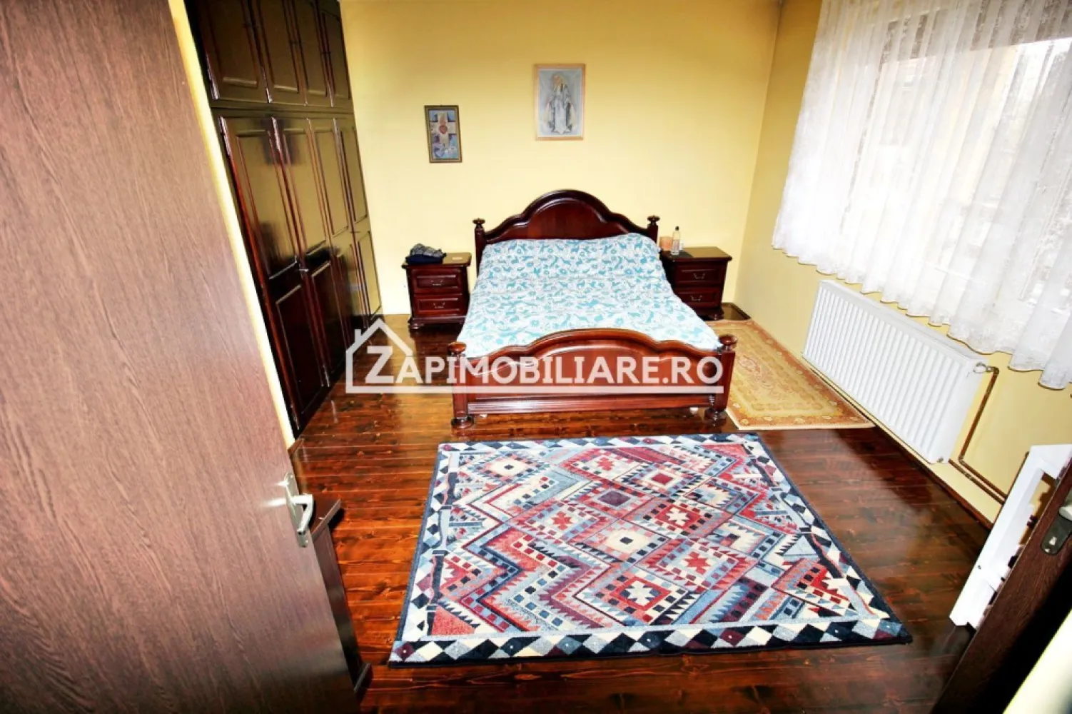 Casa 4 camere+spatiu comercial 420mp.6 bai,720mp teren - Contact 0774048706 Bogdan
De vânzare casă,+ spatiu comercial singur în curte, 4 camere+ spatiu comercial la parter, 6 bai, situată în cartierul Unirii, spatiul comercial are suprafața utilă de 187 mp si suprafata utilă la casă 156 mp.suprafata totală construită 420 mp, amplasată pe un teren cu suprafața de 720mp, cu deschidere la 2 drumuri de 18.5 ml.si 13 ml
Compartimentare:
- la parter spatiu comercial:1 spălătorie auto cu 2 boxe, 1 sală de asteptare , 3 bai,2 vestiare,1 magazie de lemne, 1 pivnită, 1 cameră tehnică,1 foisor, 1 magazie.
- la etaj: 3 dormitoare, 1 living,3 bai, 1 bucătărie,1 spălătorie, 2 terase, 1 hol

Detalii:
- centrală termică, calorifere, geamuri termopan, 
- fundația casei are o adâncime de 2 m, pereții sunt din bca+ polistiren, acoperișul de țiglă, izolată cu polistiren de 5 cm.
- pivniță, pod mansardabil, 
- anul construcției 2011
- panouri solare
Utilitați:
- curent, apă, gaz, canalizare

Casa si spatiul comercial se vinde la cheie la prețul de 599.000 Euro negociabil. Comision ZERO!
Contact 0774048706 Bogdan
Daca vă place această ofertă sau pentru alte informații sunați la numărul de contact din anunț! 
Compania Zap Imobiliare vă pune la dispoziție toate actele și documentele necesare alături de asistență și consiliere permanentă până la finalizarea achiziției imobiliare. 
Ne dorim să îți oferim cea mai plăcută experiență, îndeplinim vise cu pereți!
