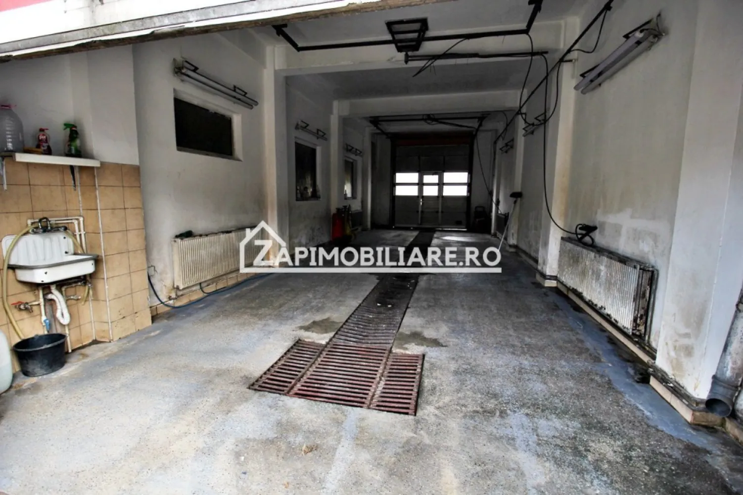 Casa 4 camere+spatiu comercial 420mp.6 bai,720mp teren - Contact 0774048706 Bogdan
De vânzare casă,+ spatiu comercial singur în curte, 4 camere+ spatiu comercial la parter, 6 bai, situată în cartierul Unirii, spatiul comercial are suprafața utilă de 187 mp si suprafata utilă la casă 156 mp.suprafata totală construită 420 mp, amplasată pe un teren cu suprafața de 720mp, cu deschidere la 2 drumuri de 18.5 ml.si 13 ml
Compartimentare:
- la parter spatiu comercial:1 spălătorie auto cu 2 boxe, 1 sală de asteptare , 3 bai,2 vestiare,1 magazie de lemne, 1 pivnită, 1 cameră tehnică,1 foisor, 1 magazie.
- la etaj: 3 dormitoare, 1 living,3 bai, 1 bucătărie,1 spălătorie, 2 terase, 1 hol

Detalii:
- centrală termică, calorifere, geamuri termopan, 
- fundația casei are o adâncime de 2 m, pereții sunt din bca+ polistiren, acoperișul de țiglă, izolată cu polistiren de 5 cm.
- pivniță, pod mansardabil, 
- anul construcției 2011
- panouri solare
Utilitați:
- curent, apă, gaz, canalizare

Casa si spatiul comercial se vinde la cheie la prețul de 599.000 Euro negociabil. Comision ZERO!
Contact 0774048706 Bogdan
Daca vă place această ofertă sau pentru alte informații sunați la numărul de contact din anunț! 
Compania Zap Imobiliare vă pune la dispoziție toate actele și documentele necesare alături de asistență și consiliere permanentă până la finalizarea achiziției imobiliare. 
Ne dorim să îți oferim cea mai plăcută experiență, îndeplinim vise cu pereți!