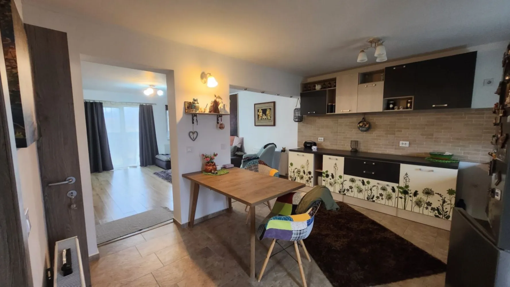 Casa 3 camere,2 bai, 1 garaj,100 mp,315 mp teren,0% comision - Contact 0774048706 Bogdan
De vânzare casă, tip duplex singur în curte 3 camere situată în Sangeorgiu de Mures zona Tofalau, suprafața utilă de 100 mp amplasată pe un teren cu suprafața de 315 mp, 
Compartimentare:
- la parter: 1 living, 1 bucătărie, 1 baie, 1 hol 1 garaj
- la etaj:2 dormitoare, 1 baie, 1 balcon.

Detalii:
- centrală termică, calorifere, geamuri termopan, .
- fundația casei are o adâncime de 1 m, pereții sunt din cărămidă, acoperișul de țiglă, izolată cu polistiren de 10 cm.
- anul construcției 2020

Utilitați:
- curent, apă, canalizare

Casa se vinde la cheie mobilată și utilată la prețul de 145.000 Euro. Comision ZERO!
Contact 0774048706 Bogdan
Daca vă place această ofertă sau pentru alte informații sunați la numărul de contact din anunț! 
Compania Zap Imobiliare vă pune la dispoziție toate actele și documentele necesare alături de asistență și consiliere permanentă până la finalizarea achiziției imobiliare. 
Ne dorim să îți oferim cea mai plăcută experiență, îndeplinim vise cu pereți!