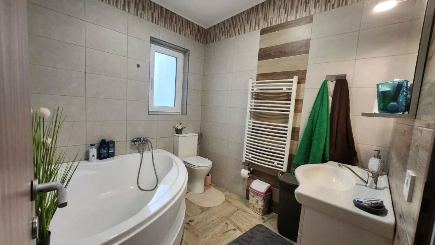 Casa 3 camere,2 bai, 1 garaj,100 mp,315 mp teren,0% comision