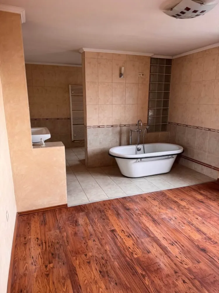 Ultracentral - Apt. Studio - Piata Teatrului - etaj 10 - Mentionati ID-ul proprietatii cand apelati: CP2885047
Comision ZERO pentru cumparator!
Contact ⓪⑦②⑥ ②②③ ⑧⑧⑥ Sebastian
De vânzare apartament tip studio decomandat confort 1 situat în Zona Ultracentrala a orasului in Piata Teatrului , suprafață utilă de 47 mp, situat la etajul 9 din 10 oferit de Zap Imobiliare
Detalii:
- 1 camere 1 baie, 1 bucatarie
- centrală termică, calorifere, geamuri termopan, ușă metalică.

Locuința se vinde la prețul de 92000 Euro . Comisionul este ZERO pentru cumparator
Contact ⓪⑦②⑥ ②②③ ⑧⑧⑥ Sebastian

Proprietatea se află într-o zonă cu un confort deosebit, datorită amplasării în imediata apropiere a tot ceea ce înseamnă viață modernă, și anume: mijloace de transport în comun, magazine, unități de învățământ de toate gradele, piață, parc, bănci, farmacii, s.a.