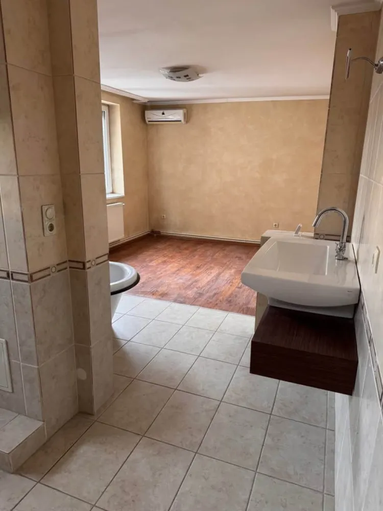 Ultracentral - Apt. Studio - Piata Teatrului - etaj 10 - Mentionati ID-ul proprietatii cand apelati: CP2885047
Comision ZERO pentru cumparator!
Contact ⓪⑦②⑥ ②②③ ⑧⑧⑥ Sebastian
De vânzare apartament tip studio decomandat confort 1 situat în Zona Ultracentrala a orasului in Piata Teatrului , suprafață utilă de 47 mp, situat la etajul 9 din 10 oferit de Zap Imobiliare
Detalii:
- 1 camere 1 baie, 1 bucatarie
- centrală termică, calorifere, geamuri termopan, ușă metalică.

Locuința se vinde la prețul de 92000 Euro . Comisionul este ZERO pentru cumparator
Contact ⓪⑦②⑥ ②②③ ⑧⑧⑥ Sebastian

Proprietatea se află într-o zonă cu un confort deosebit, datorită amplasării în imediata apropiere a tot ceea ce înseamnă viață modernă, și anume: mijloace de transport în comun, magazine, unități de învățământ de toate gradele, piață, parc, bănci, farmacii, s.a.