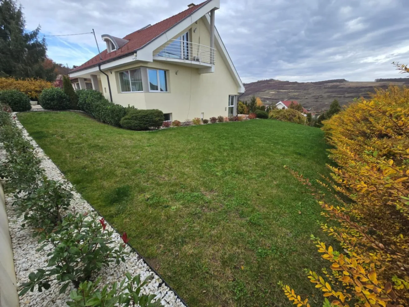 Casa D-P-E, 5 camere 200 mp,1.000 mp teren, garaj, semineu - Contact 0774048706 Bogdan
De închiriat casă, singur în curte, 5 camere situată în Sancraiu de Mures, Cartier Rasaritului,suprafața utilă de 200 mp amplasată pe un teren cu suprafață de 1000mp.
Compartimentare:
- la demisol 1 cameră ,1 baie, 1 pivnită, 1 camară, 1 cameră tehnică
- la parter: 1 living, 1 bucătărie, 1 baie, 1 birou, 1 garaj, 1 terasă, 1 hol
- la etaj: 3 dormitoare, 1 baie, 1 dressing, 2 balcoane
- curte amenajată cu coniferi, gazon, loc de joacă pentru copii
- garaj, porti automatijate
Detalii:
- centrală termică, calorifere, geamuri termopan, 
Casa se închiriază mobilată și utilată la prețul de 1.2000 Euro negociabil.
Comisionul perceput este de 50% din valoarea primei chirii si se plateste o singura data in momentul semnarii contractului de inchiriere.
Contact 0774048706 Bogdan
Acest anunț nu corespunde cerințelor tale? Sună la numărul afișat în anunț și unul dintre agenții noștri te va ajuta cu alte oferte personalizate în funcție de cerințele tale.
