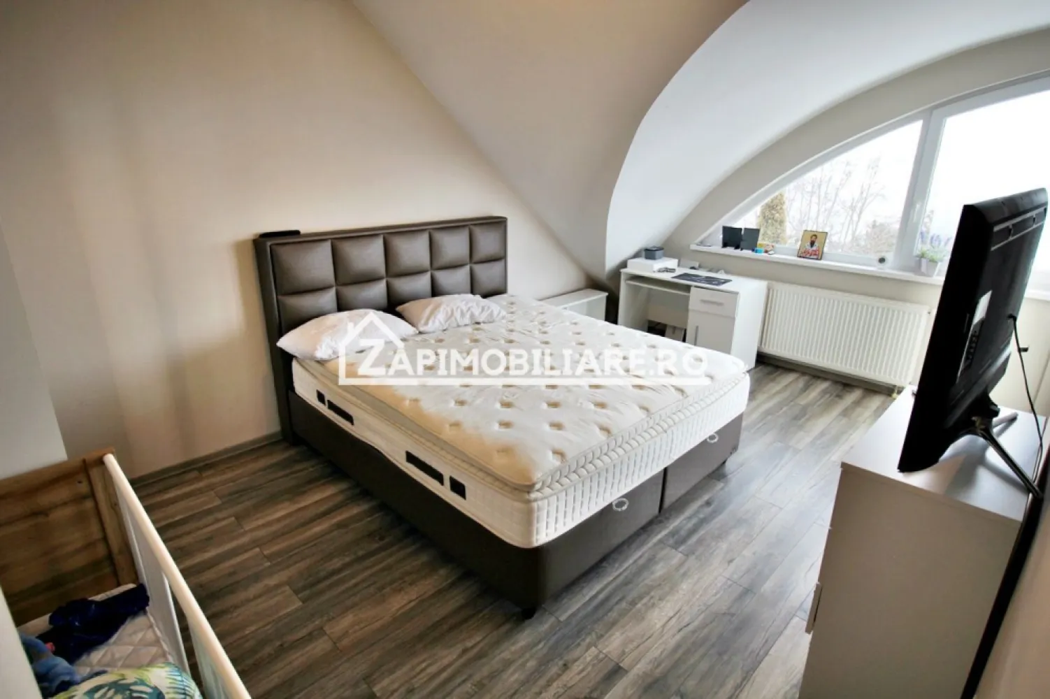 Casa D-P-E, 5 camere 200 mp,1.000 mp teren, garaj, semineu - Contact 0774048706 Bogdan
De închiriat casă, singur în curte, 5 camere situată în Sancraiu de Mures, Cartier Rasaritului,suprafața utilă de 200 mp amplasată pe un teren cu suprafață de 1000mp.
Compartimentare:
- la demisol 1 cameră ,1 baie, 1 pivnită, 1 camară, 1 cameră tehnică
- la parter: 1 living, 1 bucătărie, 1 baie, 1 birou, 1 garaj, 1 terasă, 1 hol
- la etaj: 3 dormitoare, 1 baie, 1 dressing, 2 balcoane
- curte amenajată cu coniferi, gazon, loc de joacă pentru copii
- garaj, porti automatijate
Detalii:
- centrală termică, calorifere, geamuri termopan, 
Casa se închiriază mobilată și utilată la prețul de 1.2000 Euro negociabil.
Comisionul perceput este de 50% din valoarea primei chirii si se plateste o singura data in momentul semnarii contractului de inchiriere.
Contact 0774048706 Bogdan
Acest anunț nu corespunde cerințelor tale? Sună la numărul afișat în anunț și unul dintre agenții noștri te va ajuta cu alte oferte personalizate în funcție de cerințele tale.