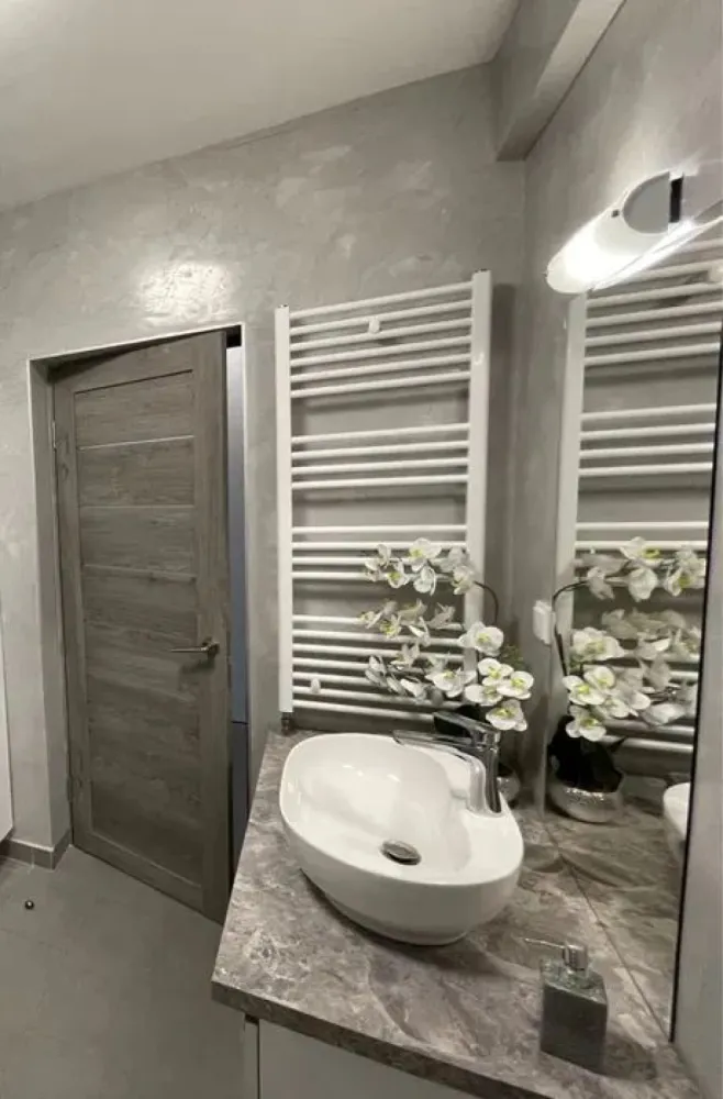 Studio premium, la cheie, Green Residence Tudor + parcare - Mentionati ID-ul proprietatii cand apelati: CP2883918
Comision ZERO pentru cumparator!
Contact ⓪⑦②⑥ ②②③ ⑧⑧⑥ Sebastian
Zap Imobiliare vă propune spre vânzare un apartament tip studio, amenajat modern și pregătit pentru mutare imediată, situat în cartierul Tudor, în cadrul complexului rezidențial Green Residence. Proprietatea este poziționată la un etaj intermediar și beneficiază de orientare estică, oferind lumină naturală din plin și un ambient plăcut.

Apartamentul are o suprafață de 40 mp și se află într-un cartier nou, aerisit și liniștit, cu priveliște către pădure. Complexul dispune de numeroase spații verzi și locuri de joacă pentru copii, fiind ideal atât pentru locuit, cât și pentru investiție. Amplasarea este excelentă, în imediata apropiere a magazinelor alimentare Kaufland, Lidl etc, farmaciei, Facultății de Medicină și a stațiilor de transport în comun.

Locuința a fost eficient compartimentată, fiind creată o nișă separată pentru zona de dormit, dotată cu pat matrimonial de 160x210 cm, precum și un dressing generos. Lucrările de renovare și modificare au fost finalizate în noiembrie 2024.

Se vinde la cheie, complet mobilat și utilat, cu mobilier MDF realizat la comandă și electrocasnice încorporate: cuptor, plită, hotă, mașină de spălat, combină frigorifică și șemineu electric, asigurând un nivel ridicat de confort. Apartamentul nu dispune de balcon sau terasă.

Finisajele sunt de foarte bună calitate, cu vopsele Caparol, iar costurile de întreținere sunt reduse datorită izolației exterioare, ferestrelor cu geam tripan și poziționării pe mijlocul imobilului.

Proprietatea beneficiază de un loc de parcare intabulat (CF), amplasat foarte aproape de intrarea în clădire.
Pret Imobil 90000 euro nemobilat, 95000 Euro mobilat și utilat iar locul de parcare 4000 Euro ( vanzator persoana fizica deci nu se adauga TVA sau alte cheltuieli ) 
Se mentioneaza faptul ca imoblul NU are balcon.
Pentru mai multe informații sau pentru programarea unei vizionări, vă invităm să ne contactați telefonic.

Comision ZERO pentru cumparator!
Contact ⓪⑦②⑥ ②②③ ⑧⑧⑧⑥ Sebastian