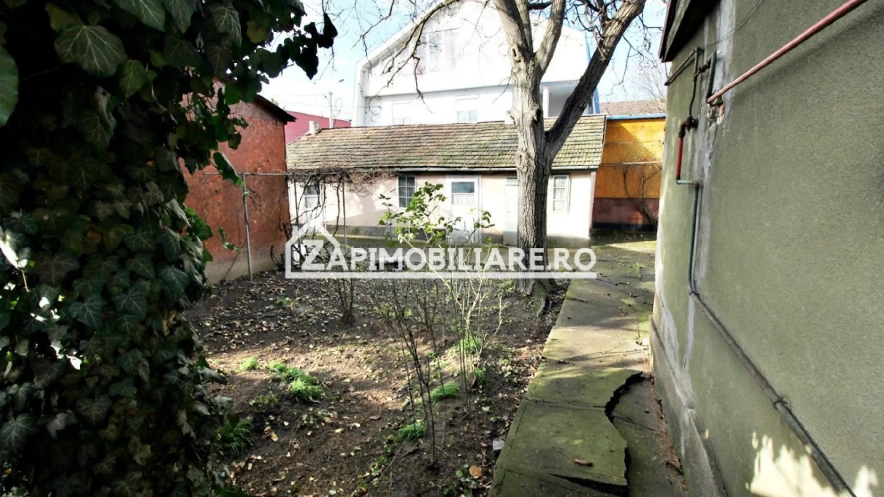 Casa 5 camere, 100 mp,421 mp teren,zona Gh,Doja, 0% comision - Contact 0774048706 Bogdan
De vânzare casă cu deschidere la 2 strazi, singur în curte, 5 camere ,2 bai,situată în zona Gh. Doja, suprafața utilă de 100 mp amplasată pe un teren cu suprafața de 421 mp, 
Compartimentare:
 1 living, 1 bucătărie, 2 bai,4 dormitoare, 1 terasă, 1 bucătărie de vară, 1 cămară

Detalii:
- fundația casei are o adâncime de 1 m, pereții sunt din cărămidă, acoperișul de țiglă, 

Utilitați:
- curent, apă, gaz, canalizare

Casa se vinde la prețul de 155.000 Euro negociabil. Comision ZERO!
Contact 0774048706 Bogdan
Daca vă place această ofertă sau pentru alte informații sunați la numărul de contact din anunț! 
Compania Zap Imobiliare vă pune la dispoziție toate actele și documentele necesare alături de asistență și consiliere permanentă până la finalizarea achiziției imobiliare. 
Ne dorim să îți oferim cea mai plăcută experiență, îndeplinim vise cu pereți!