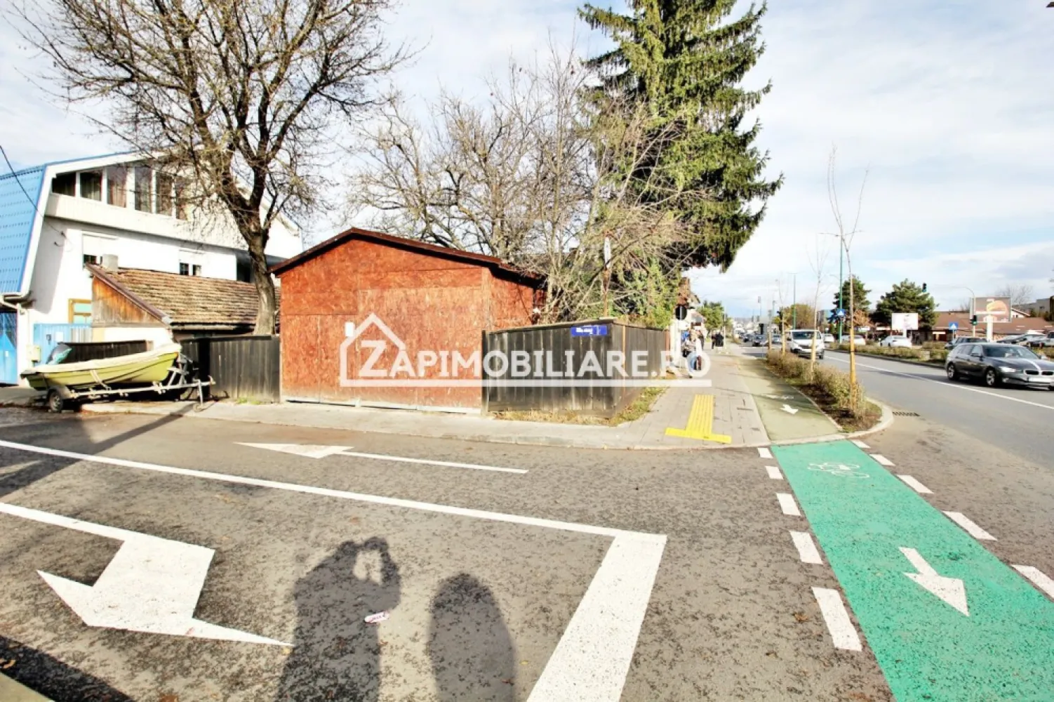Casa 5 camere, 100 mp,421 mp teren,zona Gh,Doja, 0% comision - Contact 0774048706 Bogdan
De vânzare casă cu deschidere la 2 strazi, singur în curte, 5 camere ,2 bai,situată în zona Gh. Doja, suprafața utilă de 100 mp amplasată pe un teren cu suprafața de 421 mp, 
Compartimentare:
 1 living, 1 bucătărie, 2 bai,4 dormitoare, 1 terasă, 1 bucătărie de vară, 1 cămară

Detalii:
- fundația casei are o adâncime de 1 m, pereții sunt din cărămidă, acoperișul de țiglă, 

Utilitați:
- curent, apă, gaz, canalizare

Casa se vinde la prețul de 155.000 Euro negociabil. Comision ZERO!
Contact 0774048706 Bogdan
Daca vă place această ofertă sau pentru alte informații sunați la numărul de contact din anunț! 
Compania Zap Imobiliare vă pune la dispoziție toate actele și documentele necesare alături de asistență și consiliere permanentă până la finalizarea achiziției imobiliare. 
Ne dorim să îți oferim cea mai plăcută experiență, îndeplinim vise cu pereți!