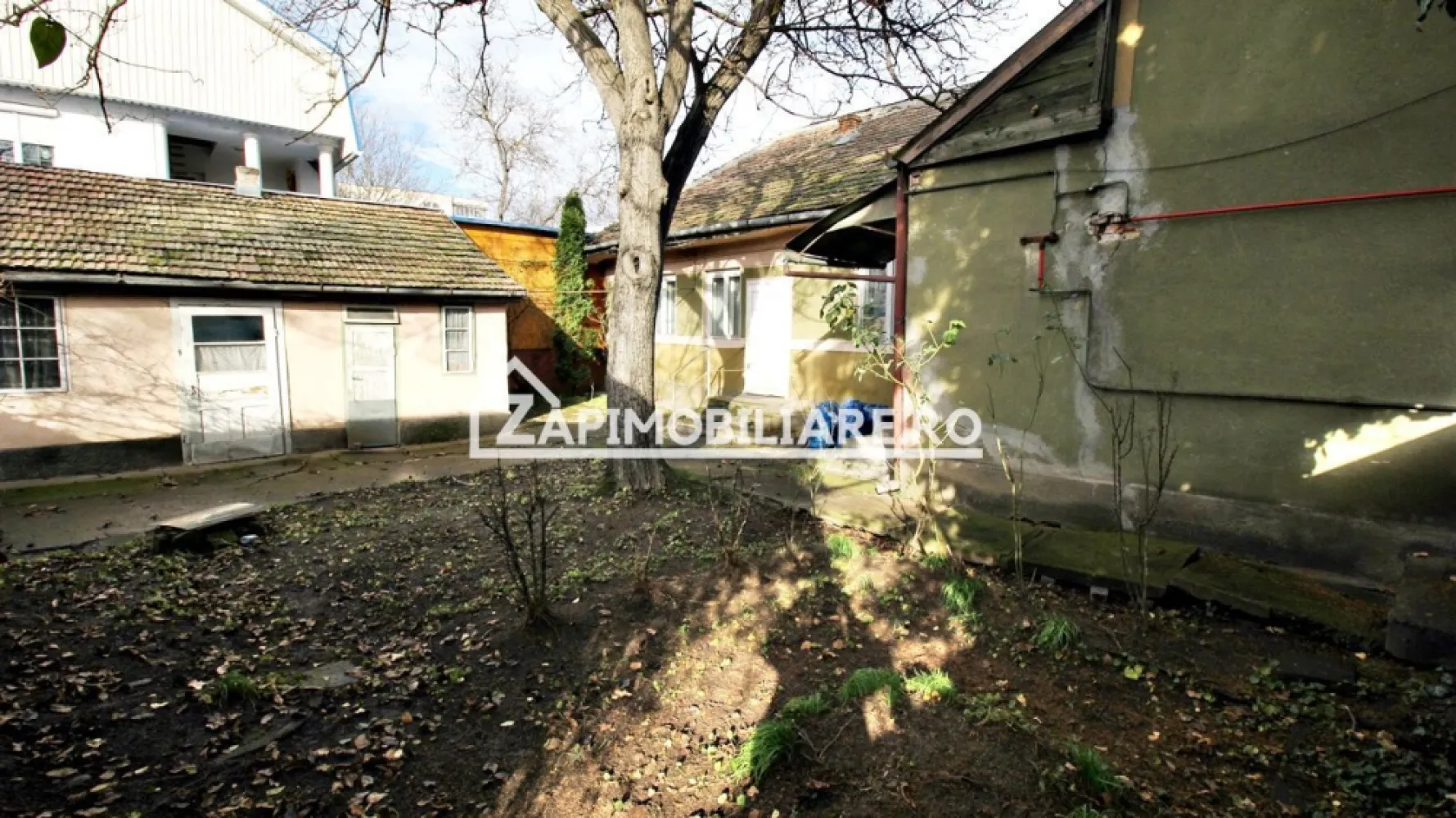 Casa 5 camere, 100 mp,421 mp teren,zona Gh,Doja, 0% comision - Contact 0774048706 Bogdan
De vânzare casă cu deschidere la 2 strazi, singur în curte, 5 camere ,2 bai,situată în zona Gh. Doja, suprafața utilă de 100 mp amplasată pe un teren cu suprafața de 421 mp, 
Compartimentare:
 1 living, 1 bucătărie, 2 bai,4 dormitoare, 1 terasă, 1 bucătărie de vară, 1 cămară

Detalii:
- fundația casei are o adâncime de 1 m, pereții sunt din cărămidă, acoperișul de țiglă, 

Utilitați:
- curent, apă, gaz, canalizare

Casa se vinde la prețul de 155.000 Euro negociabil. Comision ZERO!
Contact 0774048706 Bogdan
Daca vă place această ofertă sau pentru alte informații sunați la numărul de contact din anunț! 
Compania Zap Imobiliare vă pune la dispoziție toate actele și documentele necesare alături de asistență și consiliere permanentă până la finalizarea achiziției imobiliare. 
Ne dorim să îți oferim cea mai plăcută experiență, îndeplinim vise cu pereți!
