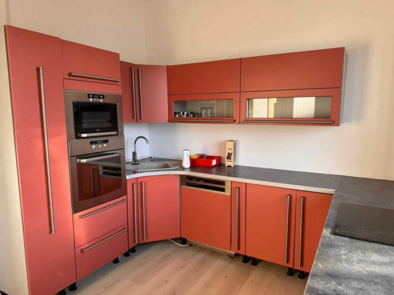 Cladire birouri / spatiu comercial - 584 mp - Comision ZERO - Mentionati ID-ul proprietatii cand apelati: CP2885089
Contact ⓪⑦②⑥ ②②③ ⑧⑧⑥ Sebastian
De închiriat cladire cu spatii de birou in Targu Mures, Zona Gheorghe Doja cartier Mureseni
Compartimentare:
Cladire este formata din 2 nivele , fiecare nivel avand 292 mp , in total 584 mp 
Este compusa din 4 bai, 1 bucatarie, 1 sala sedinta ,12 birouri+ teren aferent cladirii 272 mp 
Se poate inchiria per nivel la pretul de 2000 Euro sau total parter + etaj la pretul de 3800 Euro negociabil

Contact ⓪⑦②⑥ ②②③ ⑧⑧⑥ Sebastian 
Comisionul perceput de agentie este ZERO
Acest anunț nu corespunde cerințelor tale? Sună la numărul afișat în anunț și unul dintre agenții noștri te va ajuta cu alte oferte personalizate în funcție de cerințele tale.