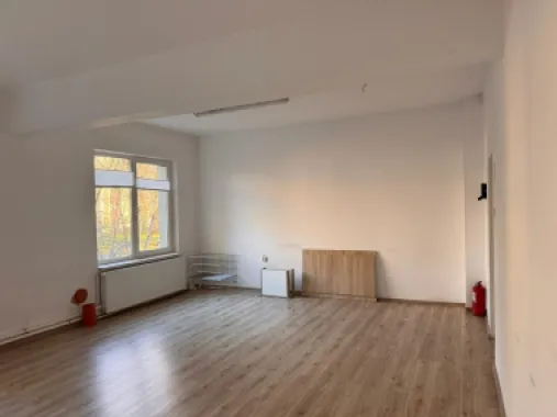 Cladire birouri / spatiu comercial - 584 mp - Comision ZERO