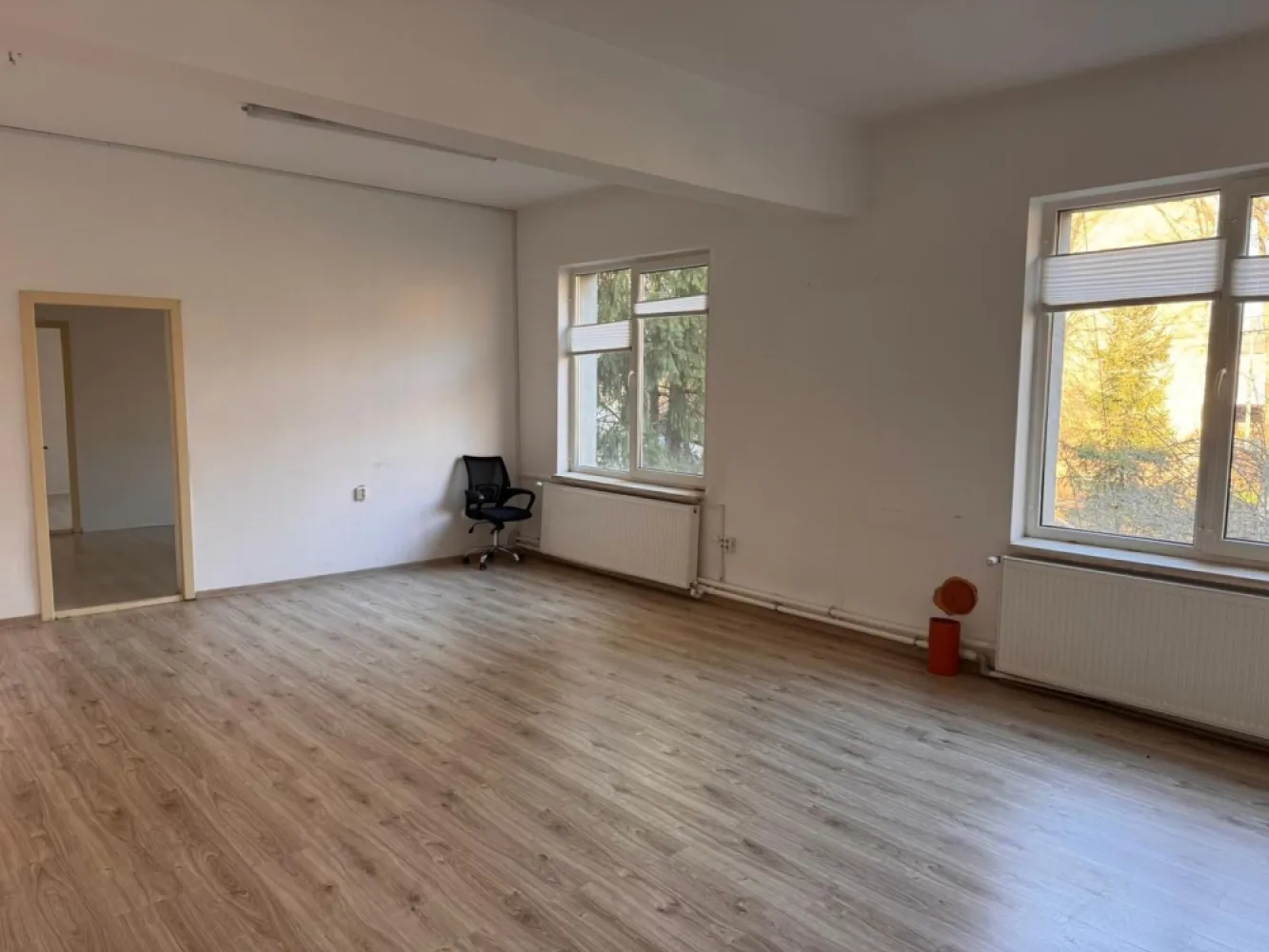 Cladire birouri / spatiu comercial - 584 mp - Comision ZERO - Mentionati ID-ul proprietatii cand apelati: CP2885089
Contact ⓪⑦②⑥ ②②③ ⑧⑧⑥ Sebastian
De închiriat cladire cu spatii de birou in Targu Mures, Zona Gheorghe Doja cartier Mureseni
Compartimentare:
Cladire este formata din 2 nivele , fiecare nivel avand 292 mp , in total 584 mp 
Este compusa din 4 bai, 1 bucatarie, 1 sala sedinta ,12 birouri+ teren aferent cladirii 272 mp 
Se poate inchiria per nivel la pretul de 2000 Euro sau total parter + etaj la pretul de 3800 Euro negociabil

Contact ⓪⑦②⑥ ②②③ ⑧⑧⑥ Sebastian 
Comisionul perceput de agentie este ZERO
Acest anunț nu corespunde cerințelor tale? Sună la numărul afișat în anunț și unul dintre agenții noștri te va ajuta cu alte oferte personalizate în funcție de cerințele tale.