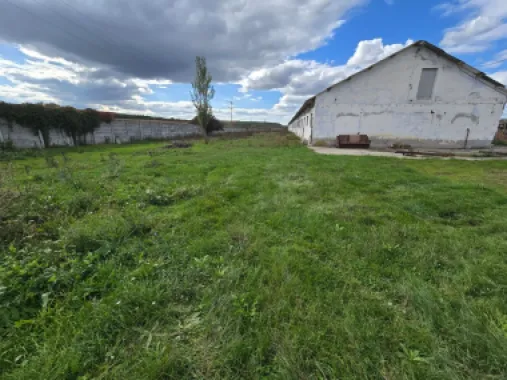 Teren+clădiri 60.000 mp.18 euro mp.deschidere la autostradă,